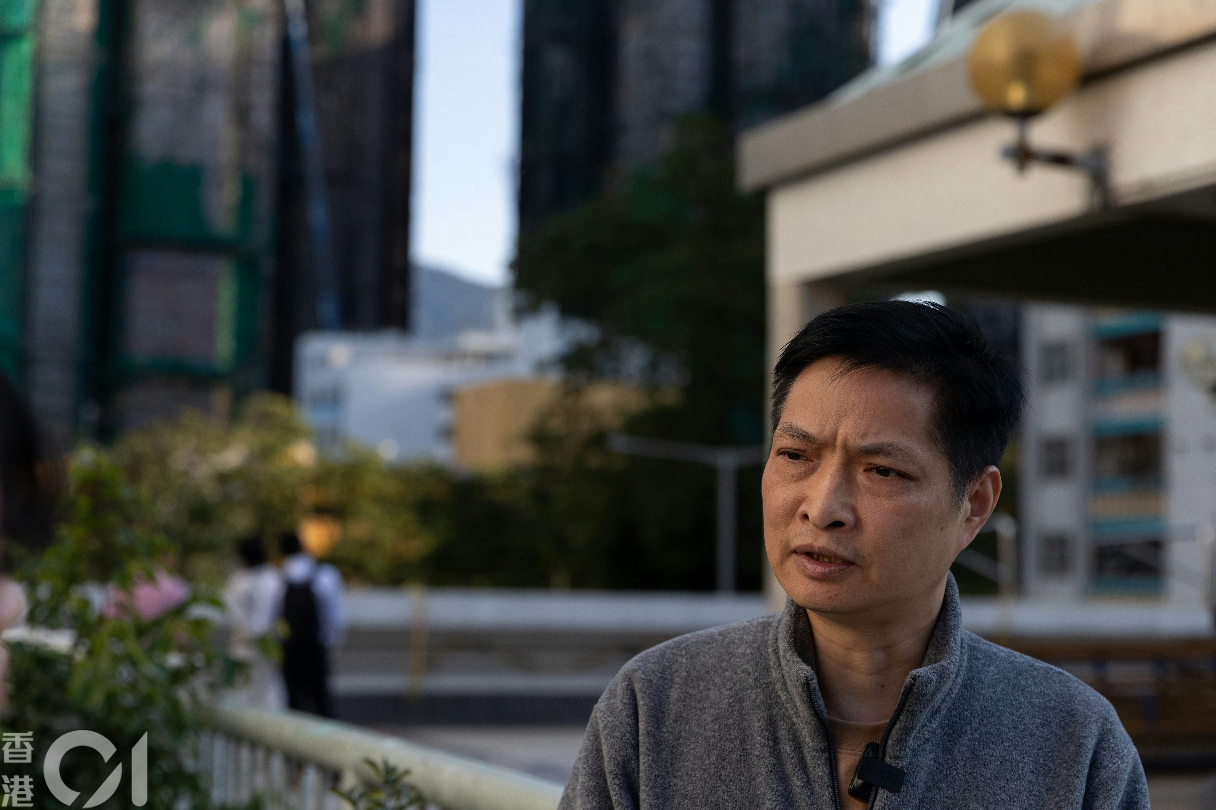 宏建閣居民陳先生患有重度抑鬱症，火災中安樂窩被焚毁，數名好友命喪火海，他難以接受，鬱結難歡，每晚無法入睡，「我咩都做唔到，覺得自己好無用」。（夏家朗攝）