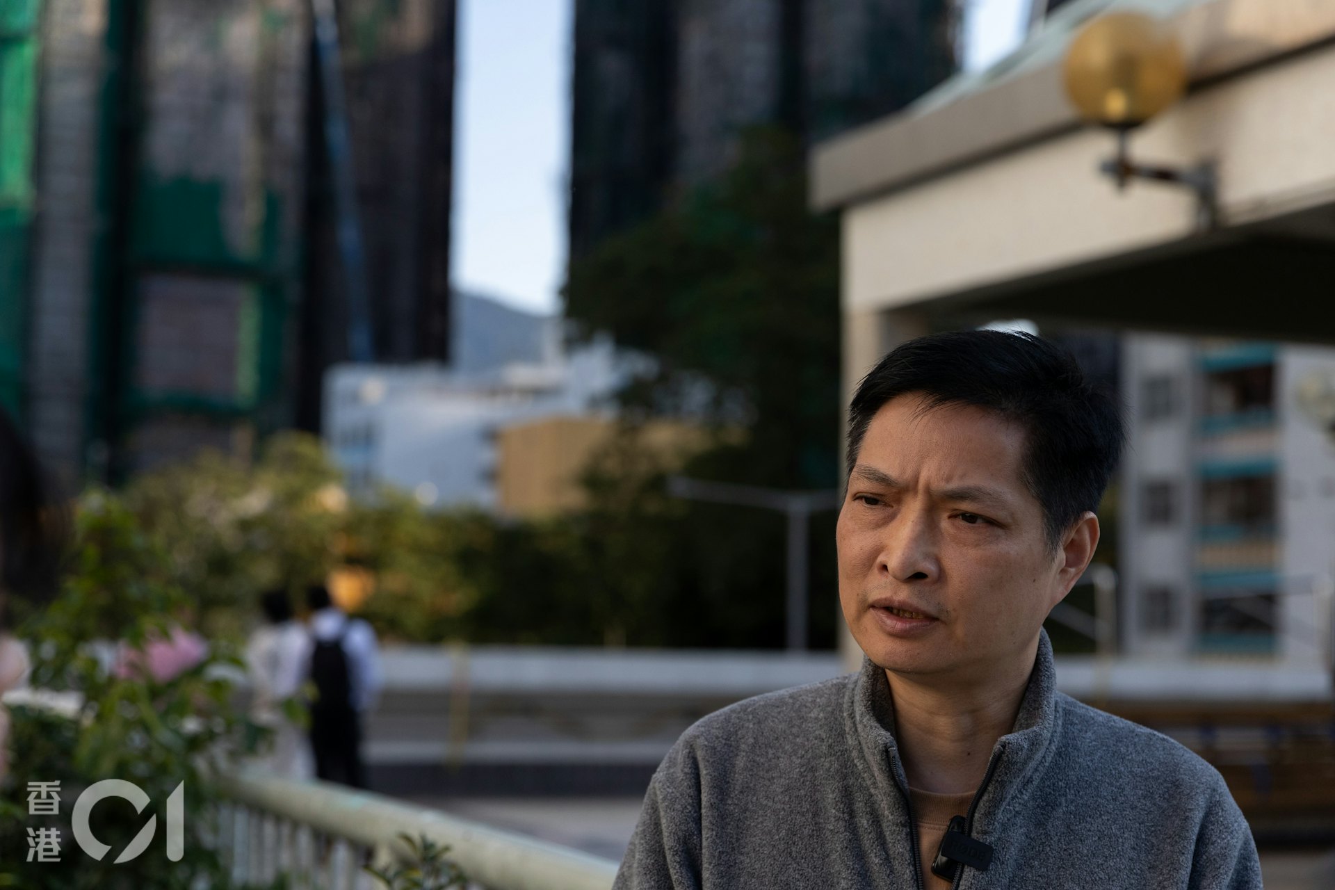 宏建閣居民陳先生患有重度抑鬱症,火災中安樂窩被焚毁,數名好友命喪火海,他難以接受,鬱結難歡,每晚無法入睡,「我咩都做唔到,覺得自己好無用」。(夏家朗攝) 宏建閣居民陳先生患有重度抑鬱症,火災中安樂窩被焚毁,數名好友命喪火海,他難以接受,鬱結難歡,每晚無法入睡,「我咩都做唔到,覺得自己好無用」。(夏家朗攝)