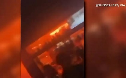 2026年元旦凌晨，瑞士滑雪勝地一家酒吧火災影片截圖。（X@kategamon25）