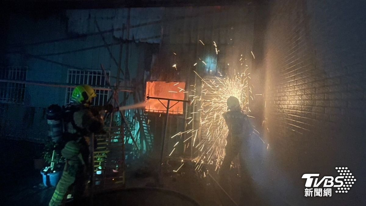 夫妻絕望拍打求救。（TVBS新聞網授權使用）