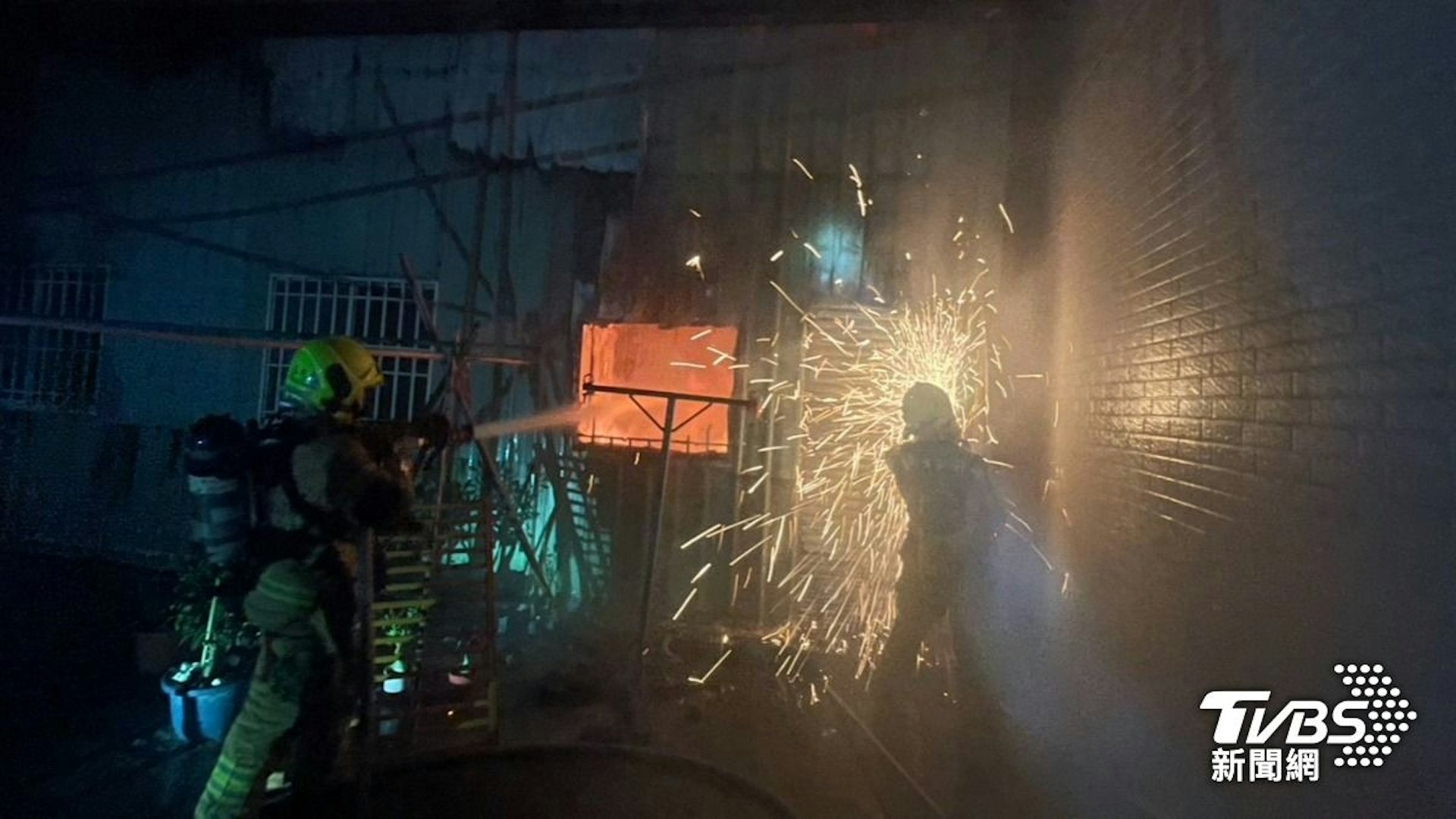 夫妻絕望拍打求救。(TVBS新聞網授權使用) 夫妻絕望拍打求救。(TVBS新聞網授權使用)