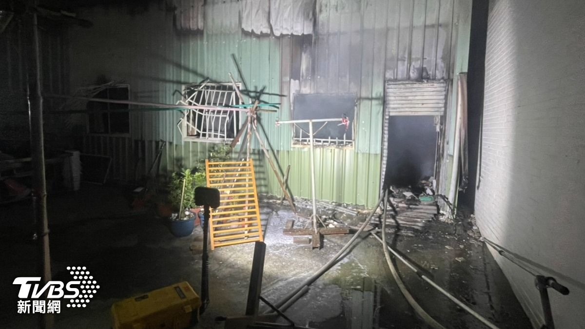 起火房間發現堆放芳精油及機油等易燃物品。（TVBS新聞網授權使用）