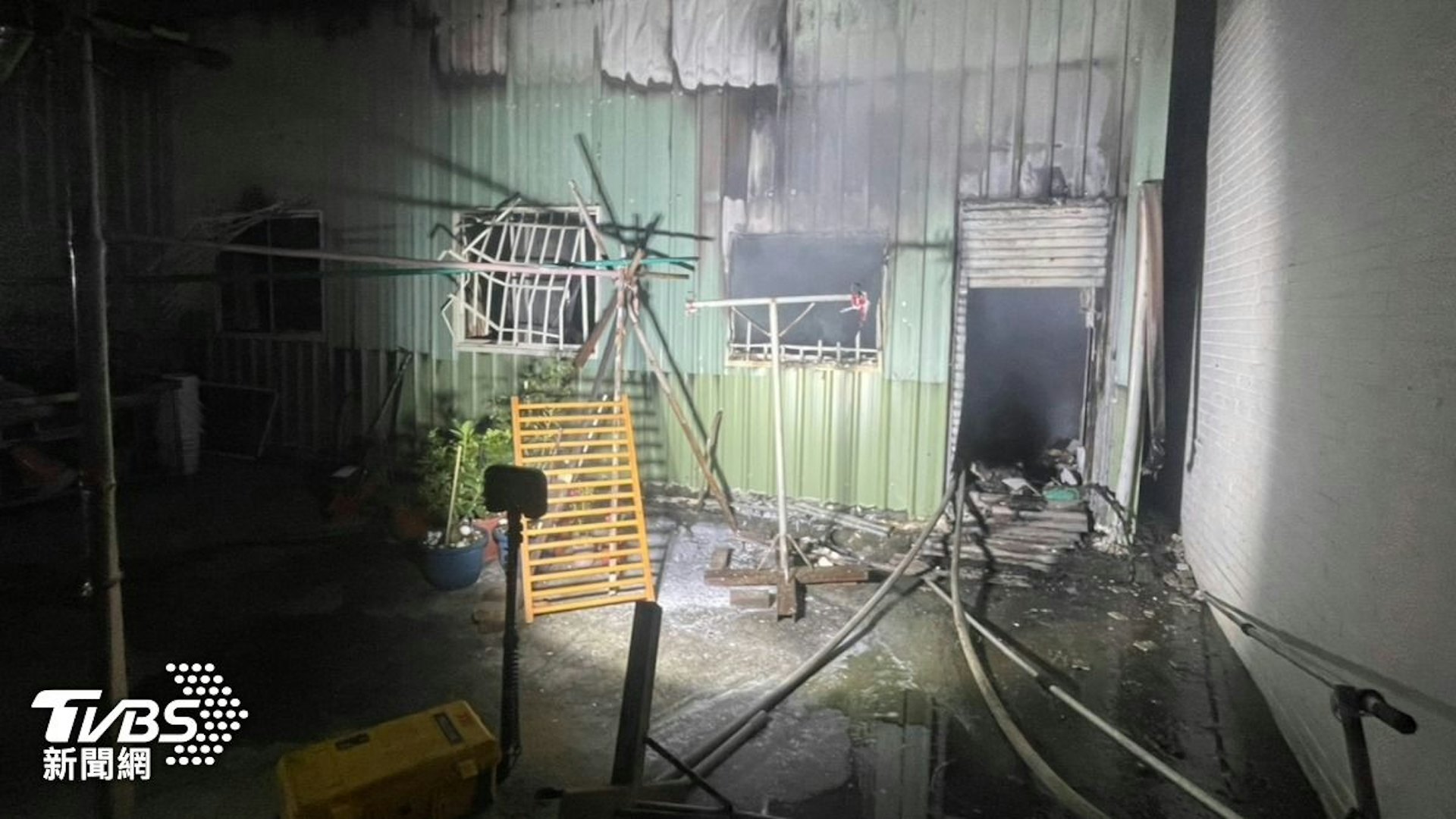 起火房間發現堆放芳精油及機油等易燃物品。(TVBS新聞網授權使用) 起火房間發現堆放芳精油及機油等易燃物品。(TVBS新聞網授權使用)