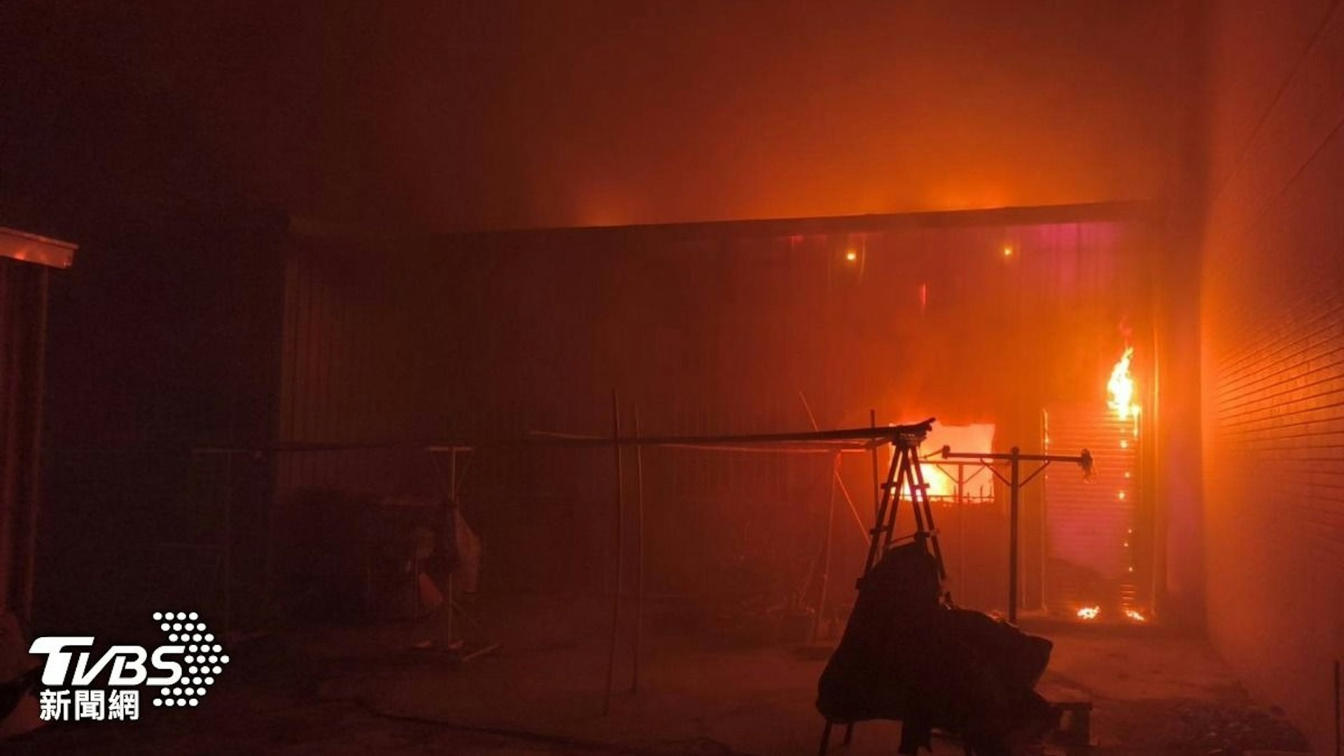 高雄市大社區一棟鐵皮民宅發生死亡火警。(TVBS新聞網授權使用) 高雄市大社區一棟鐵皮民宅發生死亡火警。(TVBS新聞網授權使用)