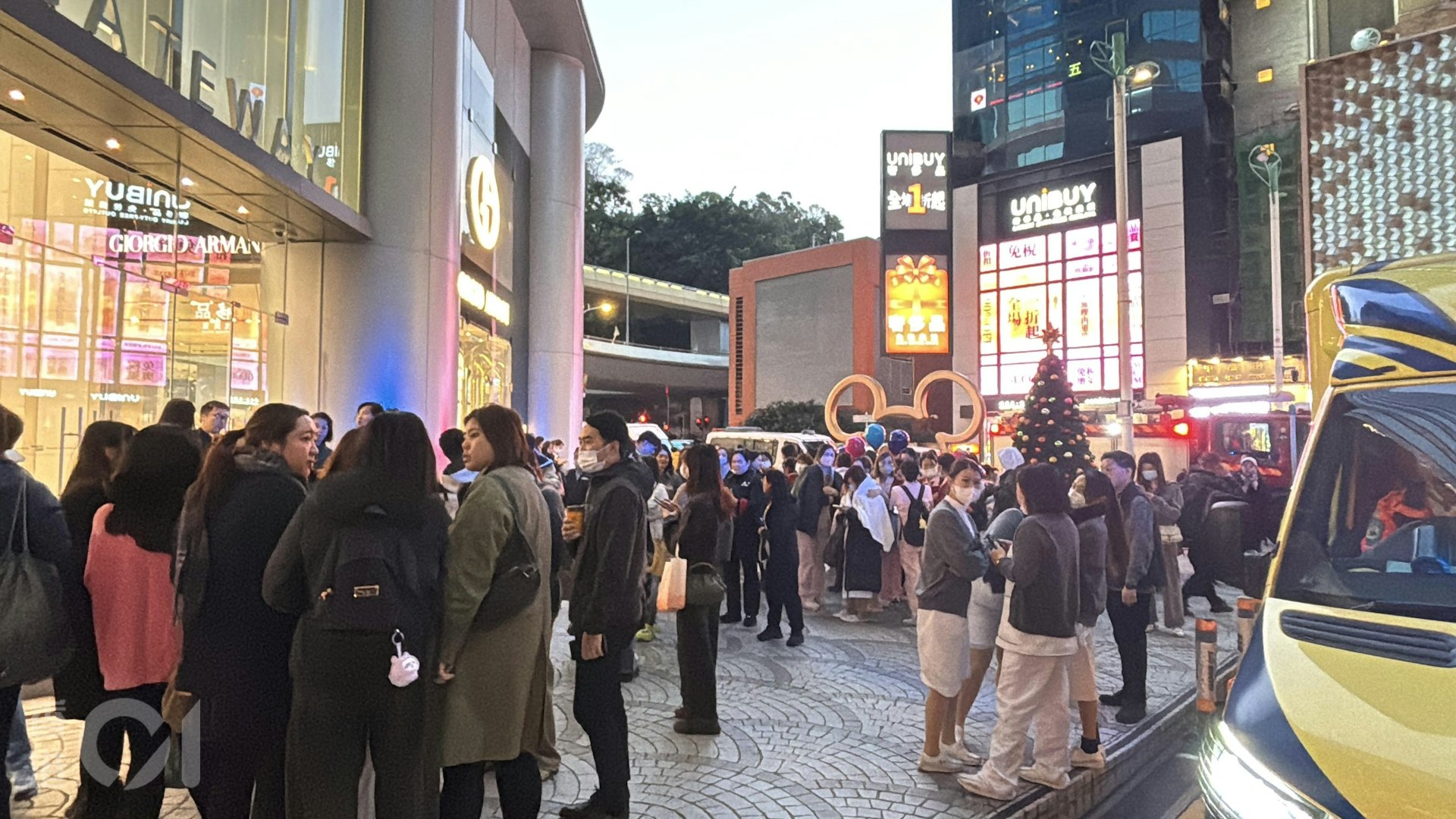 尖沙咀港威商場及海港城均響起警鐘,大批市民疏散至商場外。(林振華攝) 尖沙咀港威商場及海港城均響起警鐘,大批市民疏散至商場外。(林振華攝)