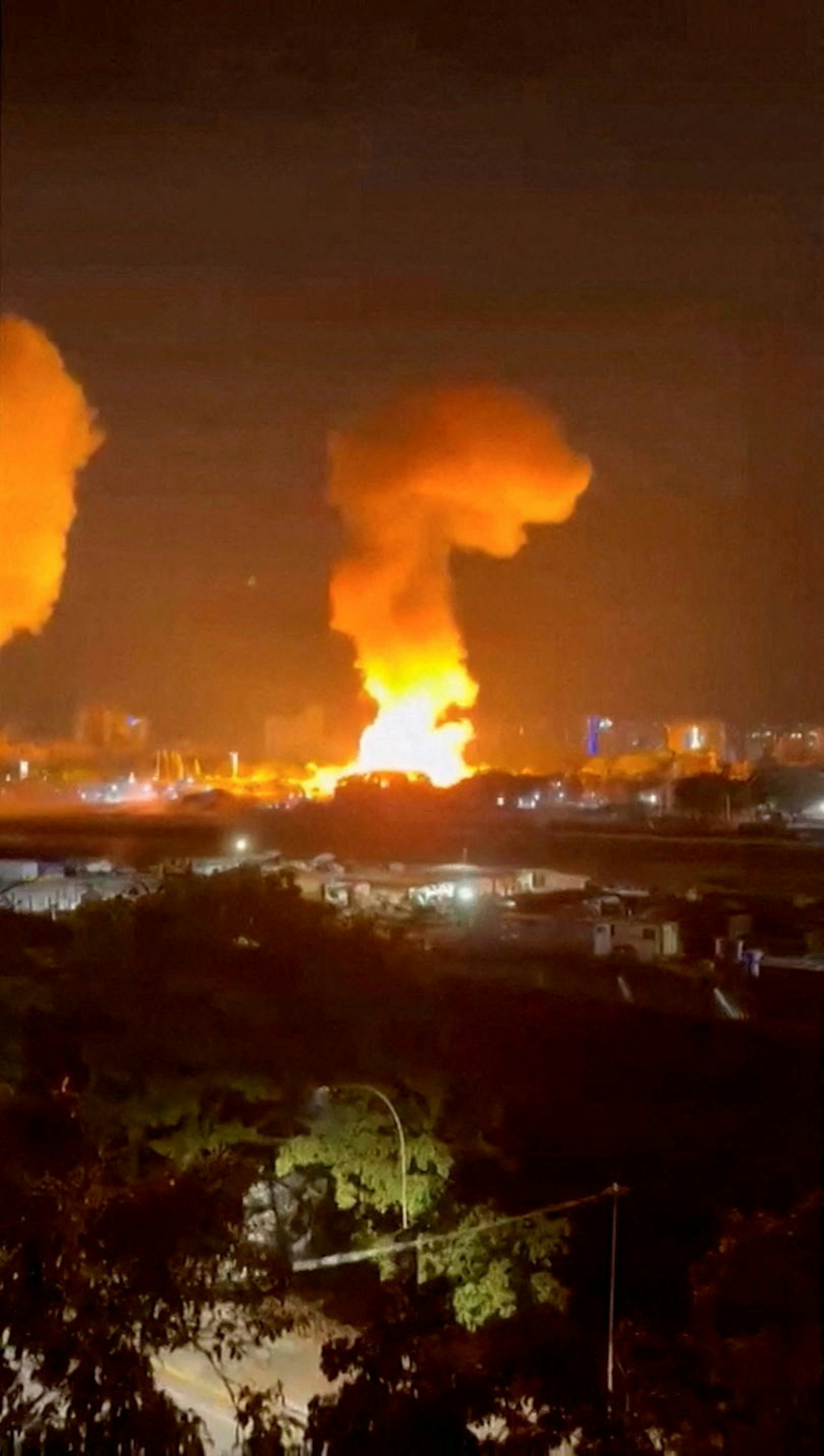 2026年1月3日,委內瑞拉首都加拉加斯(Caracas)發生爆炸,現場冒出濃煙。(Reuters) 2026年1月3日,委內瑞拉首都加拉加斯(Caracas)發生爆炸,現場冒出濃煙。(Reuters)