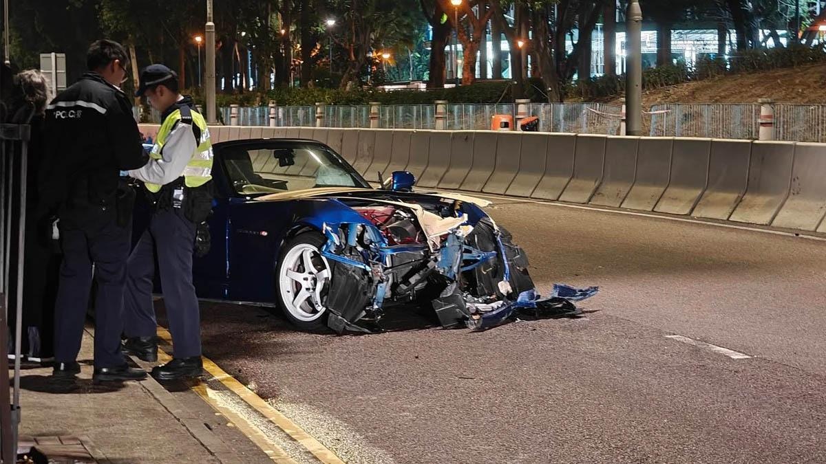 堅尼地城本田跑車疑「自炒」撞壆 車頭嚴重損毀 無人受傷