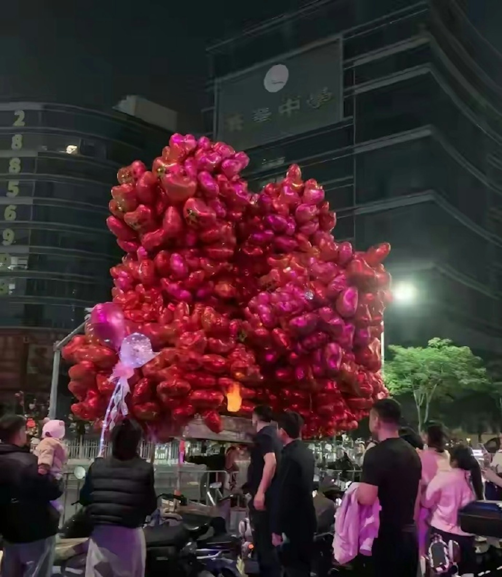 男子點火。(影片截圖) 男子點火。(影片截圖)