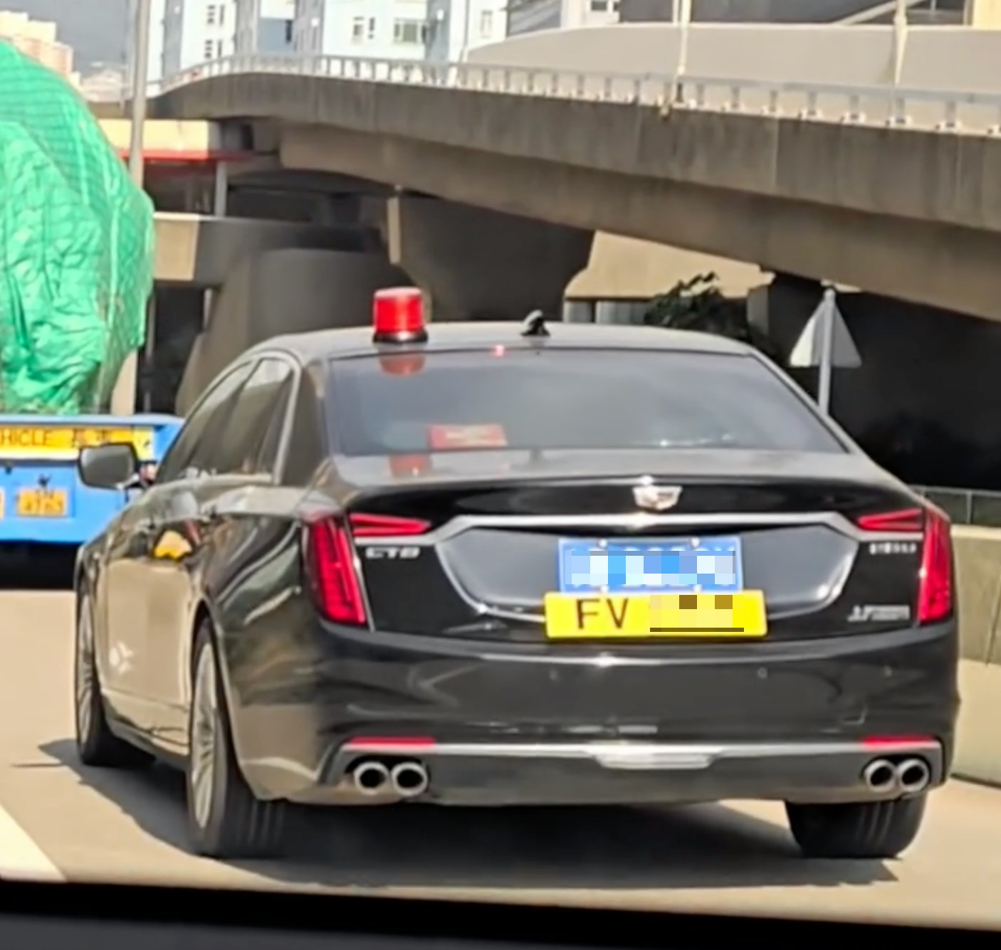 FV车牌内地私家车涉违规车顶装警号闪灯运输署转介执法部门跟进