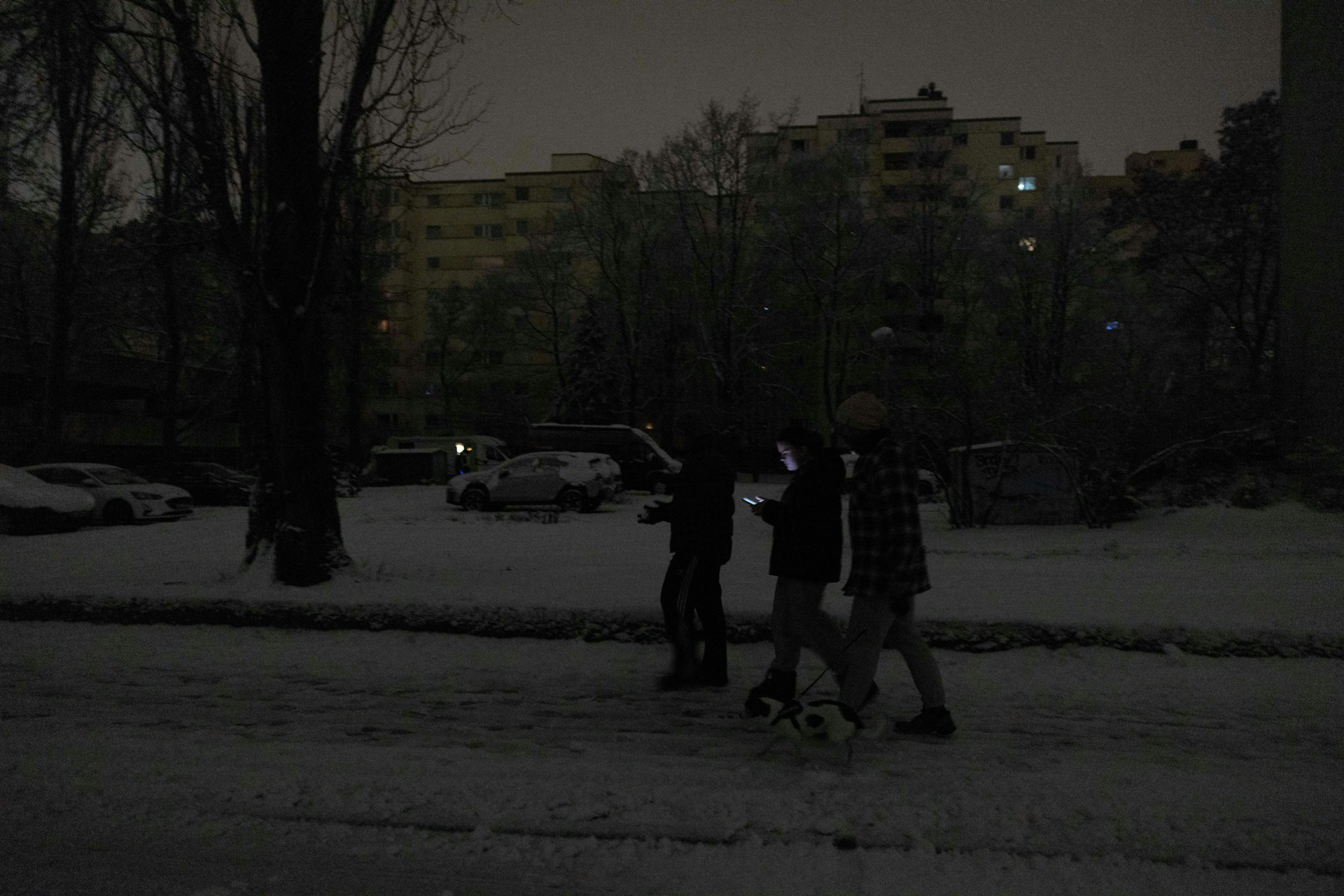 2026年1月3日,德國柏林一座電力配電系統發生火災,導致停電,人們走過昏暗的街道。(Reuters) 2026年1月3日,德國柏林一座電力配電系統發生火災,導致停電,人們走過昏暗的街道。(Reuters)