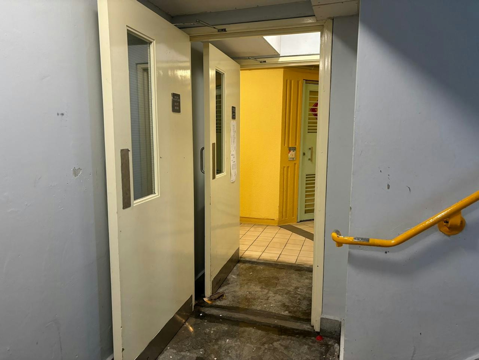 火警後,住戶打開防煙門「散味」。(王譯揚攝) 火警後,住戶打開防煙門「散味」。(王譯揚攝)