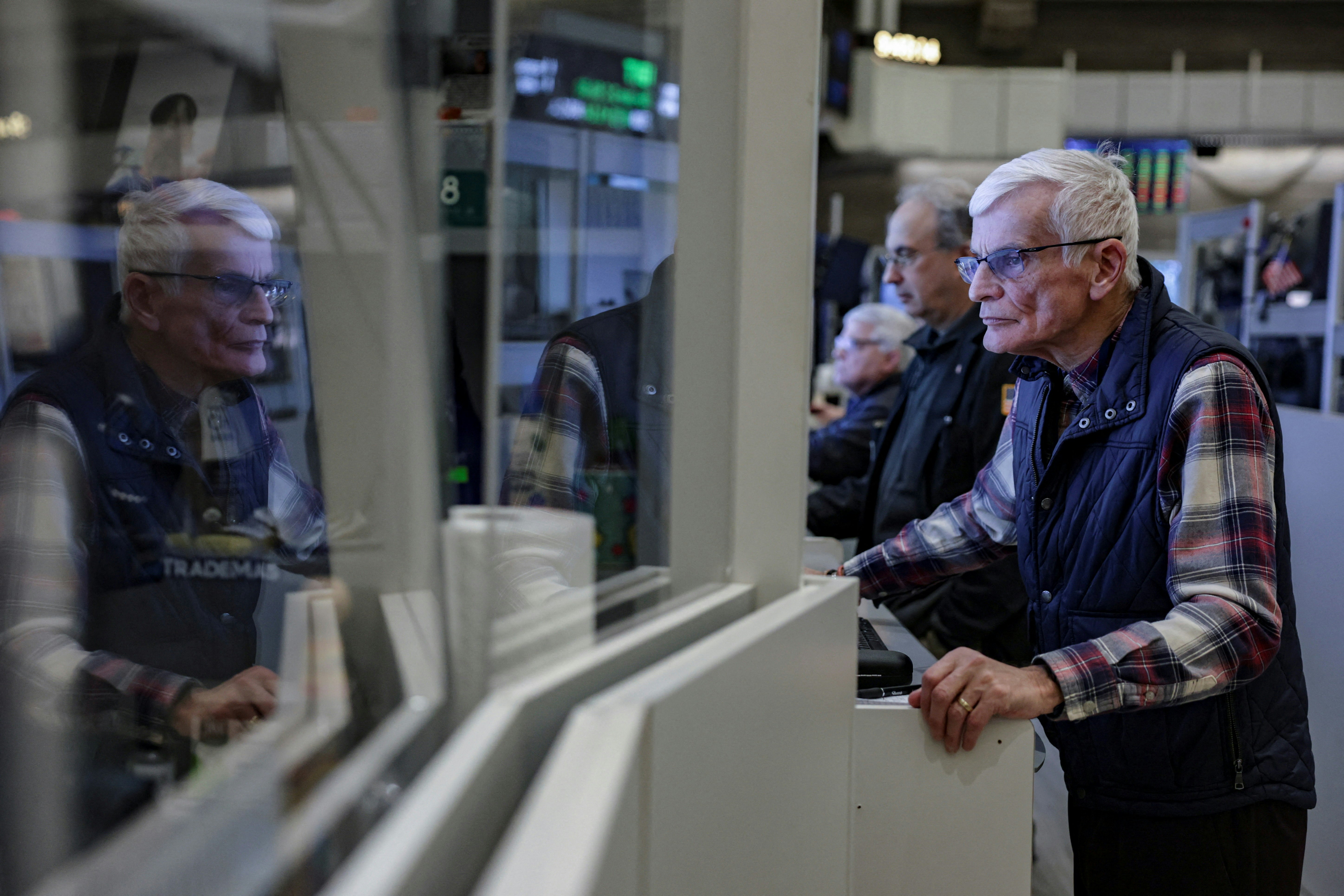 美股｜道指高收484点首次收市破49000点标指同创新高