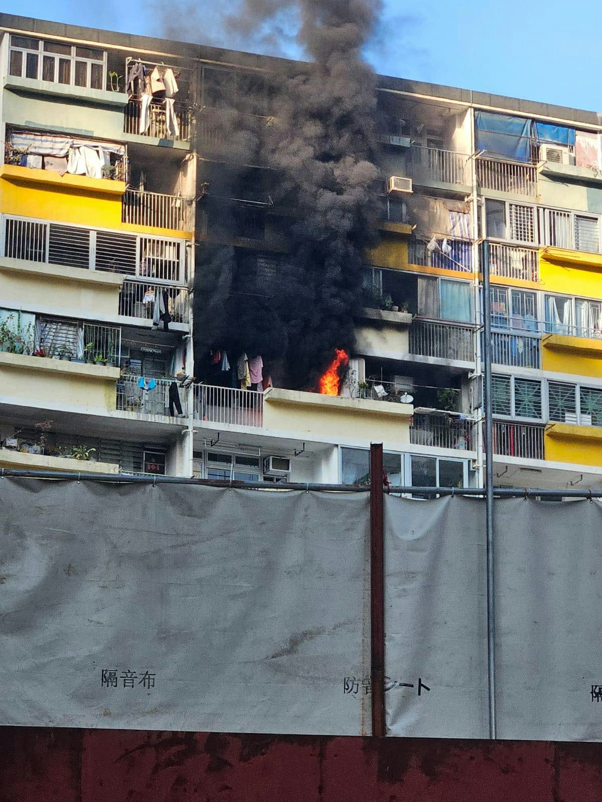 單位一度冒烈焰濃煙。（Facebook 筲箕灣人筲箕灣事 Feng Yao）