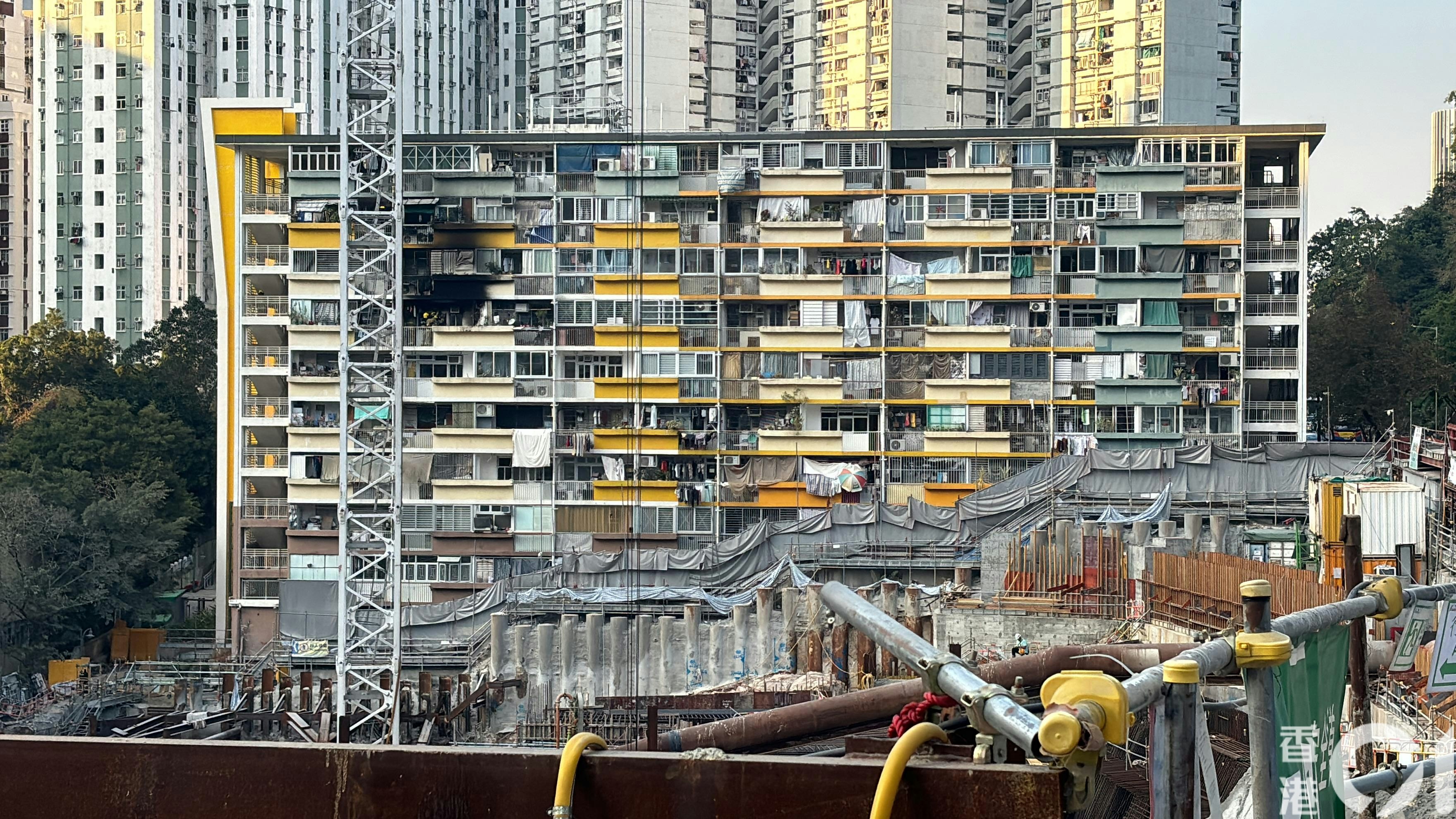 筲箕灣明華大廈今日（6日）一單位起火，起火單位及樓上單位外牆均嚴重熏黑。（陳浩然攝）