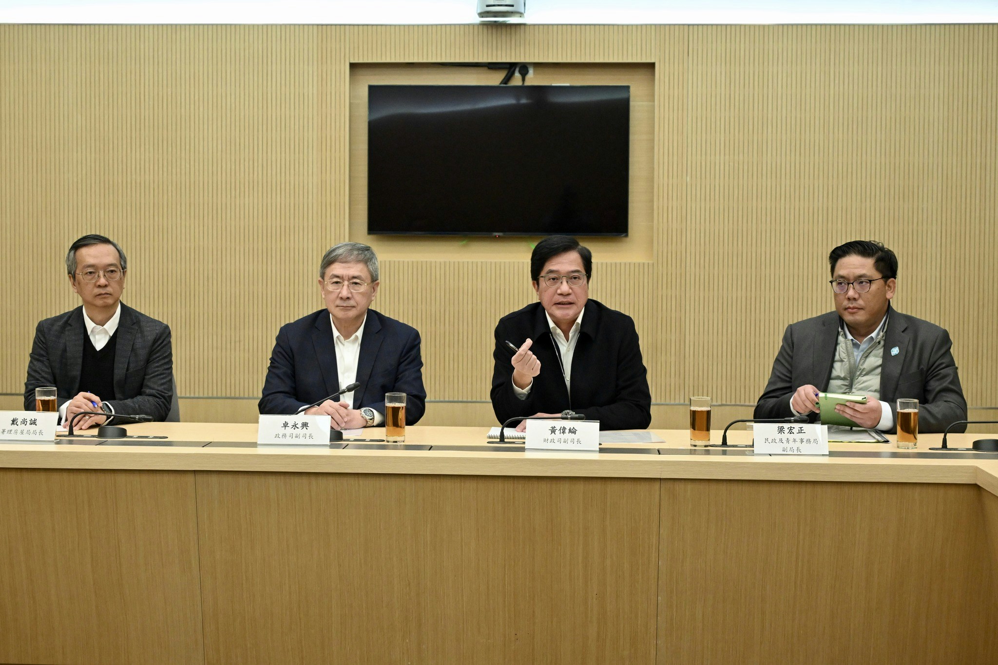 1月6日，自由黨與財政司副司長黃偉綸、政務司副司長卓永興等會面，探討宏福苑火災善後措施。（黃偉綸Facebook）