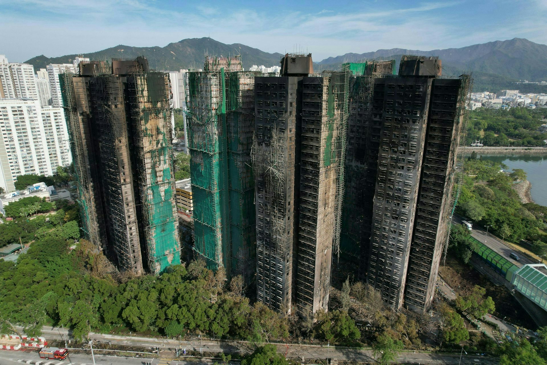 大埔宏福苑遭遇五級大火,七幢大廈滿目瘡痍,令數以千個家庭失去居所。 (資料圖片) 大埔宏福苑遭遇五級大火,七幢大廈滿目瘡痍,令數以千個家庭失去居所。 (資料圖片)