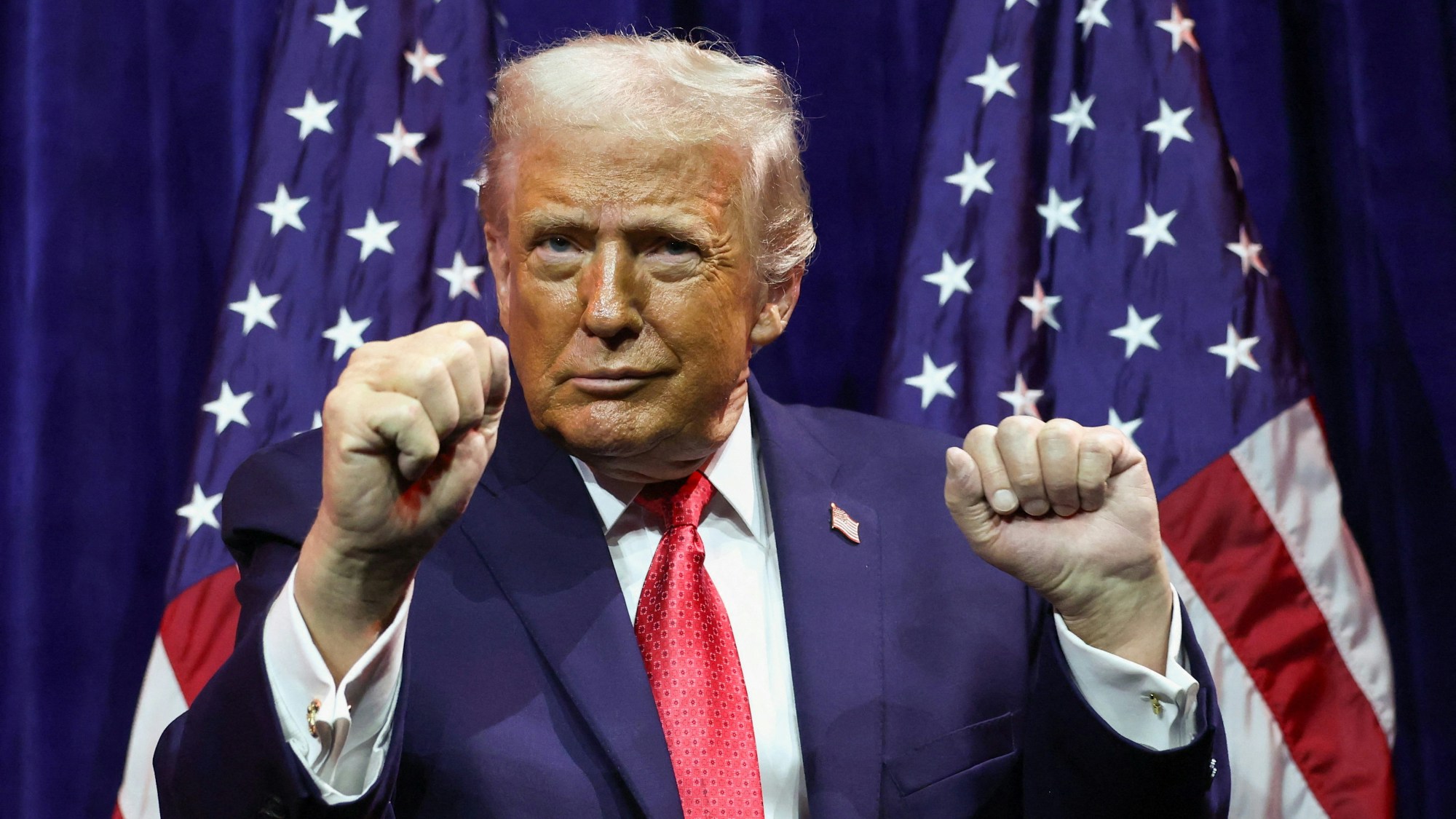 2026年1月6日，美國華盛頓特區，總統特朗普（Donald Trump）在甘迺迪中心（後經更名為特朗普-甘迺迪中心）出席眾議院共和黨人閉門會議，並在發表演說作出跳舞的動作。（Reuters）