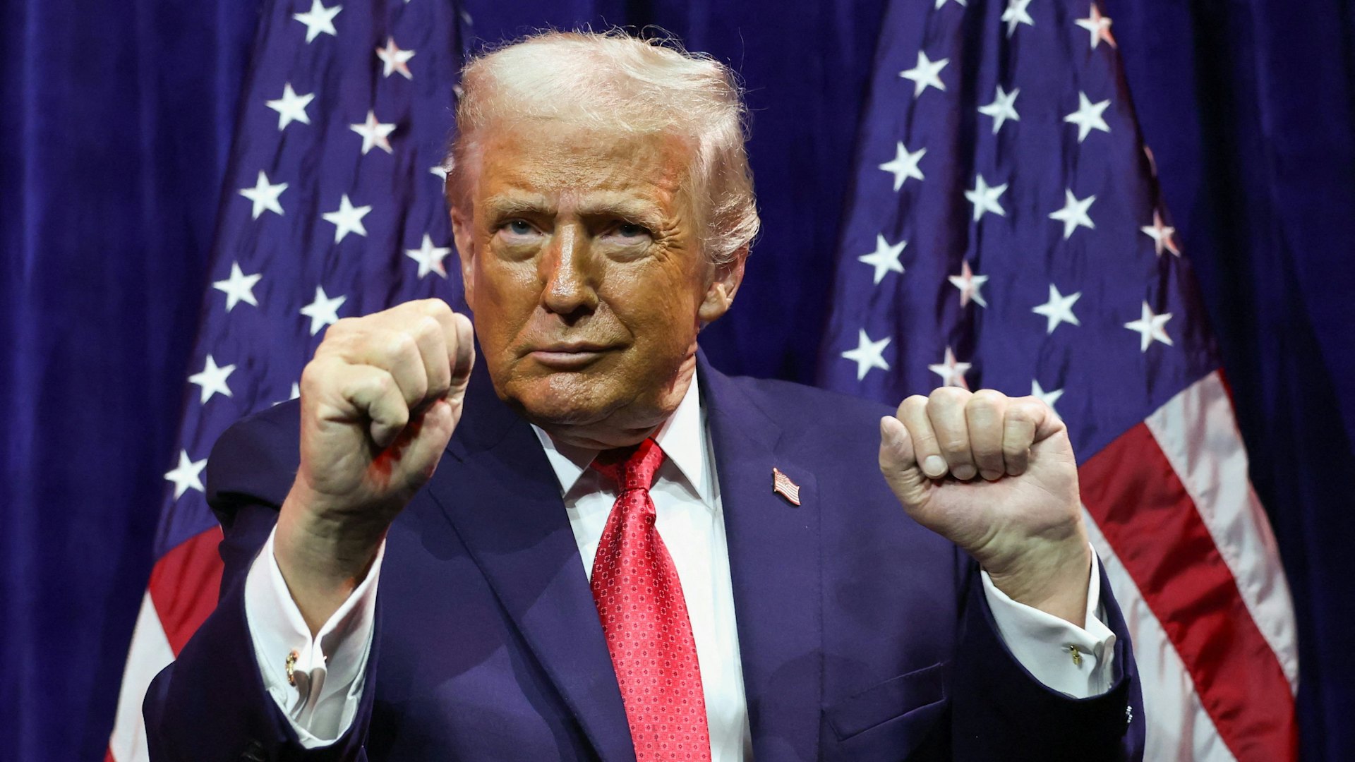 2026年1月6日,美國華盛頓特區,總統特朗普(Donald Trump)在甘迺迪中心(後經更名為特朗普-甘迺迪中心)出席眾議院共和黨人閉門會議,並在發表演說作出跳舞的動作。(Reuters) 2026年1月6日,美國華盛頓特區,總統特朗普(Donald Trump)在甘迺迪中心(後經更名為特朗普-甘迺迪中心)出席眾議院共和黨人閉門會議,並在發表演說作出跳舞的動作。(Reuters)