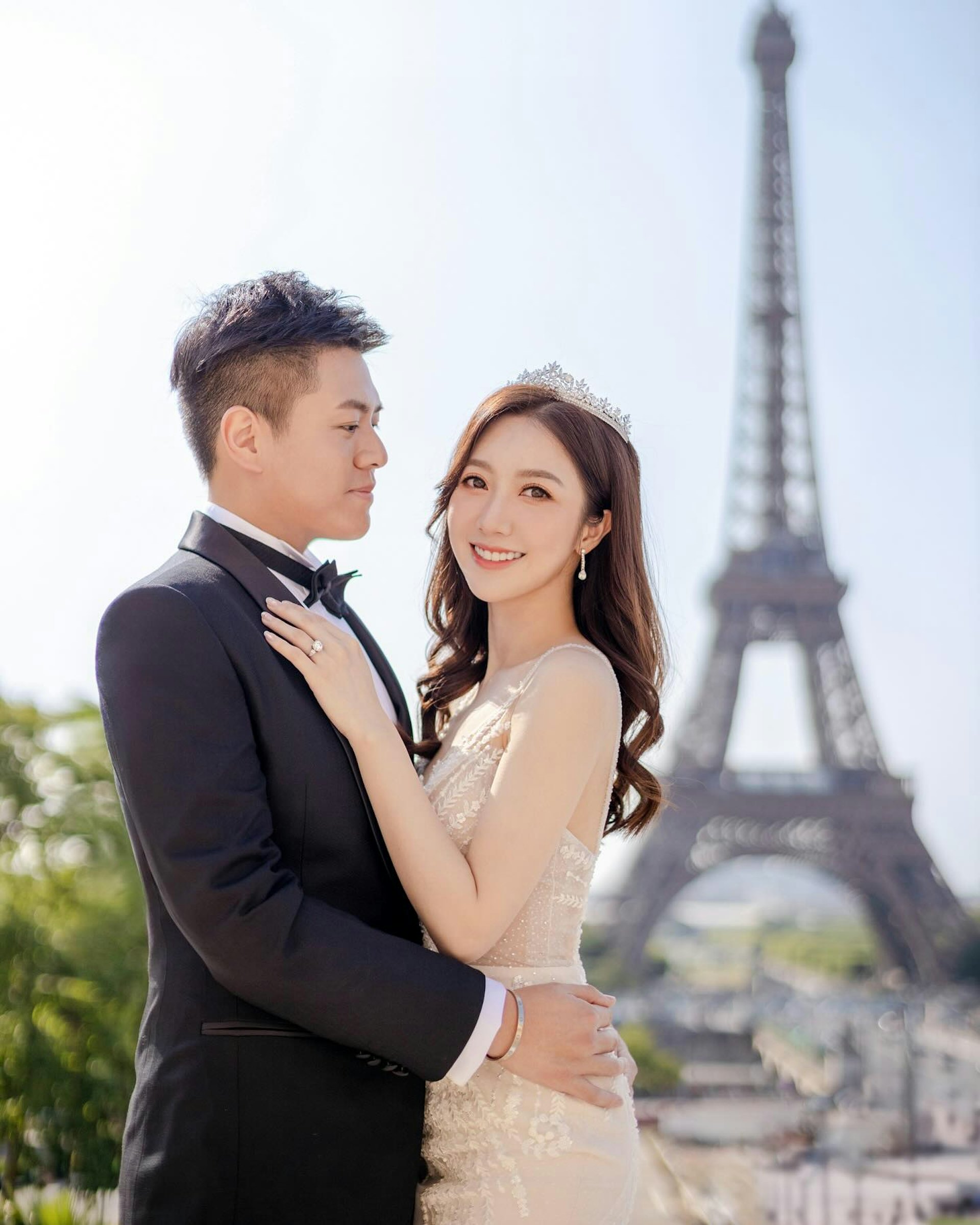 何依婷30度高溫沙灘拍外景中暑臉色慘白 手持風扇難敵酷熱引網民憂心 何依婷30度高溫沙灘拍外景中暑臉色慘白 手持風扇難敵酷熱引網民憂心