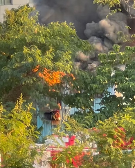 落馬洲河上鄉有一間鐵皮屋起火冒煙，現場火光熊熊，冒出大量黑煙。（fb／上水人大聯盟 Flora Yip ）