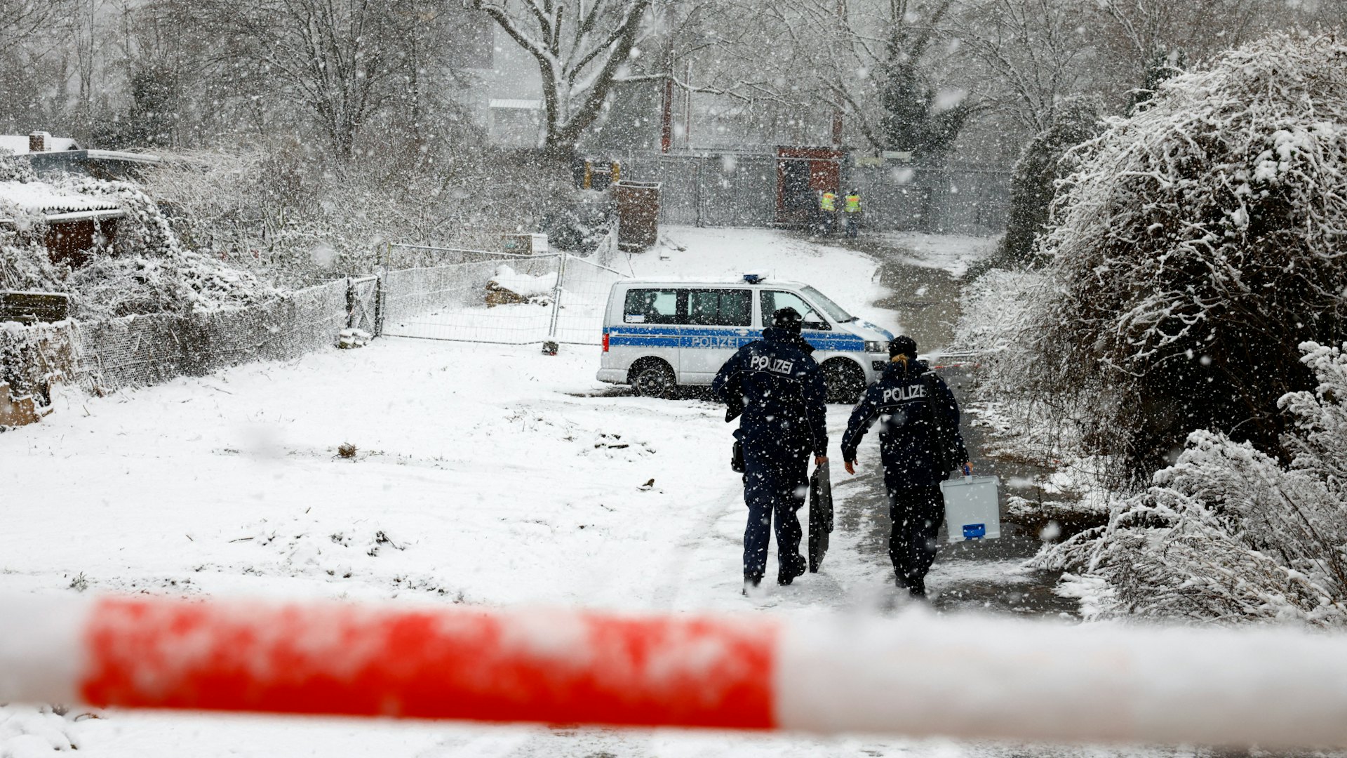 2026年1月3日,德國柏林,警方在起火的配電系統外巡視,火災導致柏林部份地區在寒冬下停電。(Reuters) 2026年1月3日,德國柏林,警方在起火的配電系統外巡視,火災導致柏林部份地區在寒冬下停電。(Reuters)