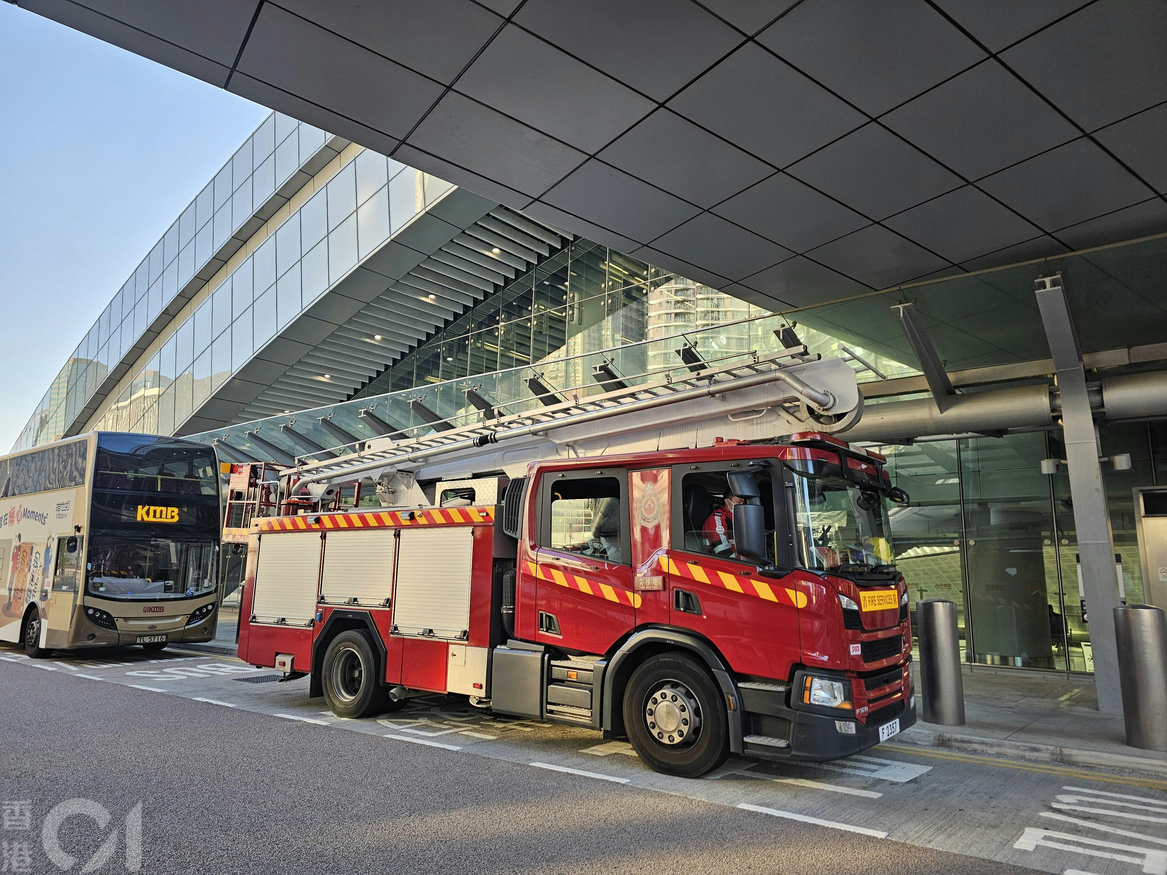 消防到場戒備。（梁偉權攝）