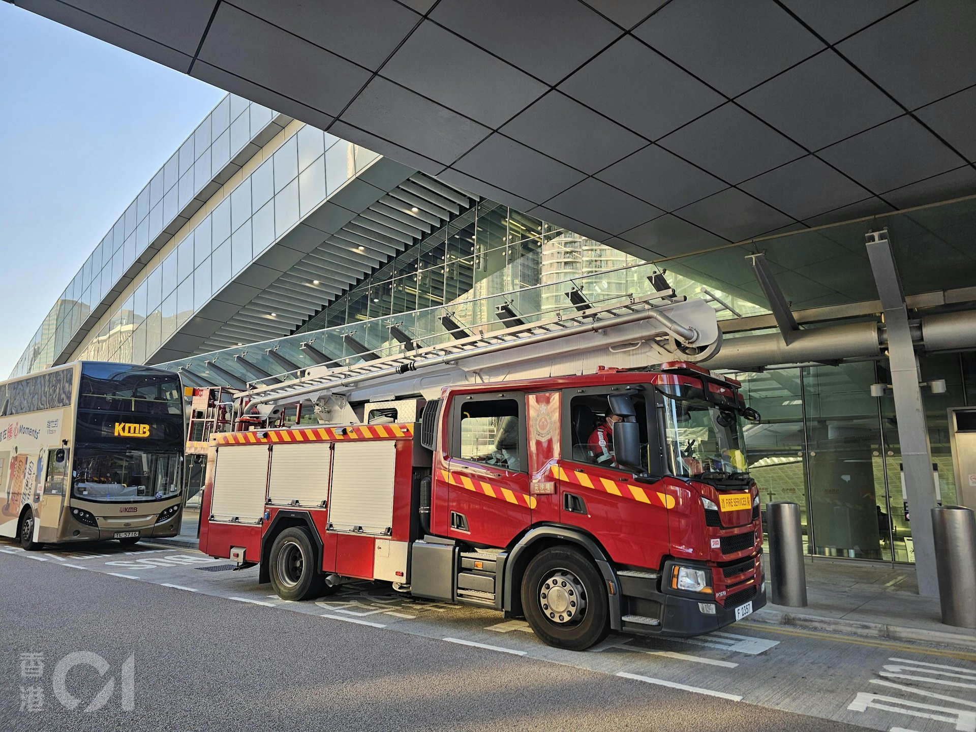 消防到場戒備。(梁偉權攝) 消防到場戒備。(梁偉權攝)