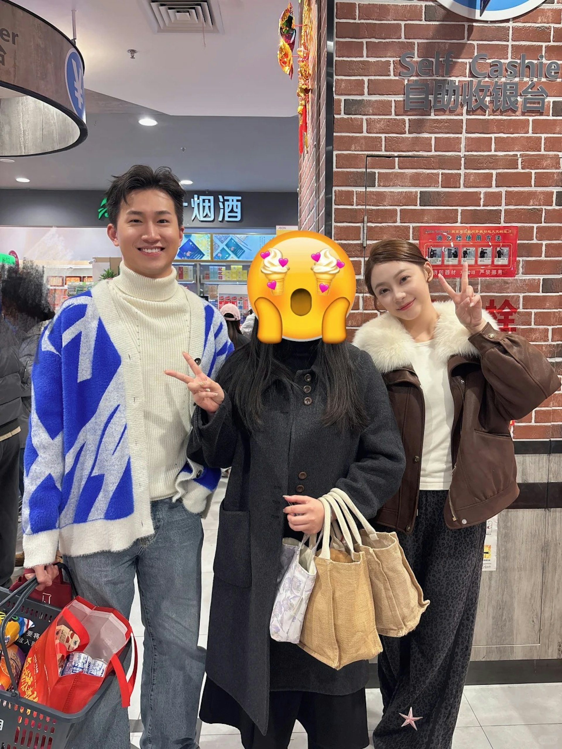 粉絲分享日前在佛山超市捕獲曾展望和葉蒨文。(小紅書圖片) 粉絲分享日前在佛山超市捕獲曾展望和葉蒨文。(小紅書圖片)