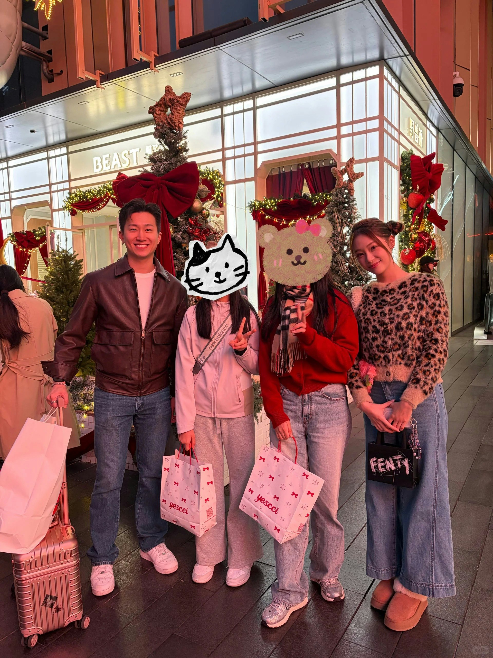 兩人每次被捕獲都友善合照,而且曾展望還非常錫女友,每次都負責攞東西,讓女友輕輕鬆鬆逛街。(小紅書圖片) 兩人每次被捕獲都友善合照,而且曾展望還非常錫女友,每次都負責攞東西,讓女友輕輕鬆鬆逛街。(小紅書圖片)