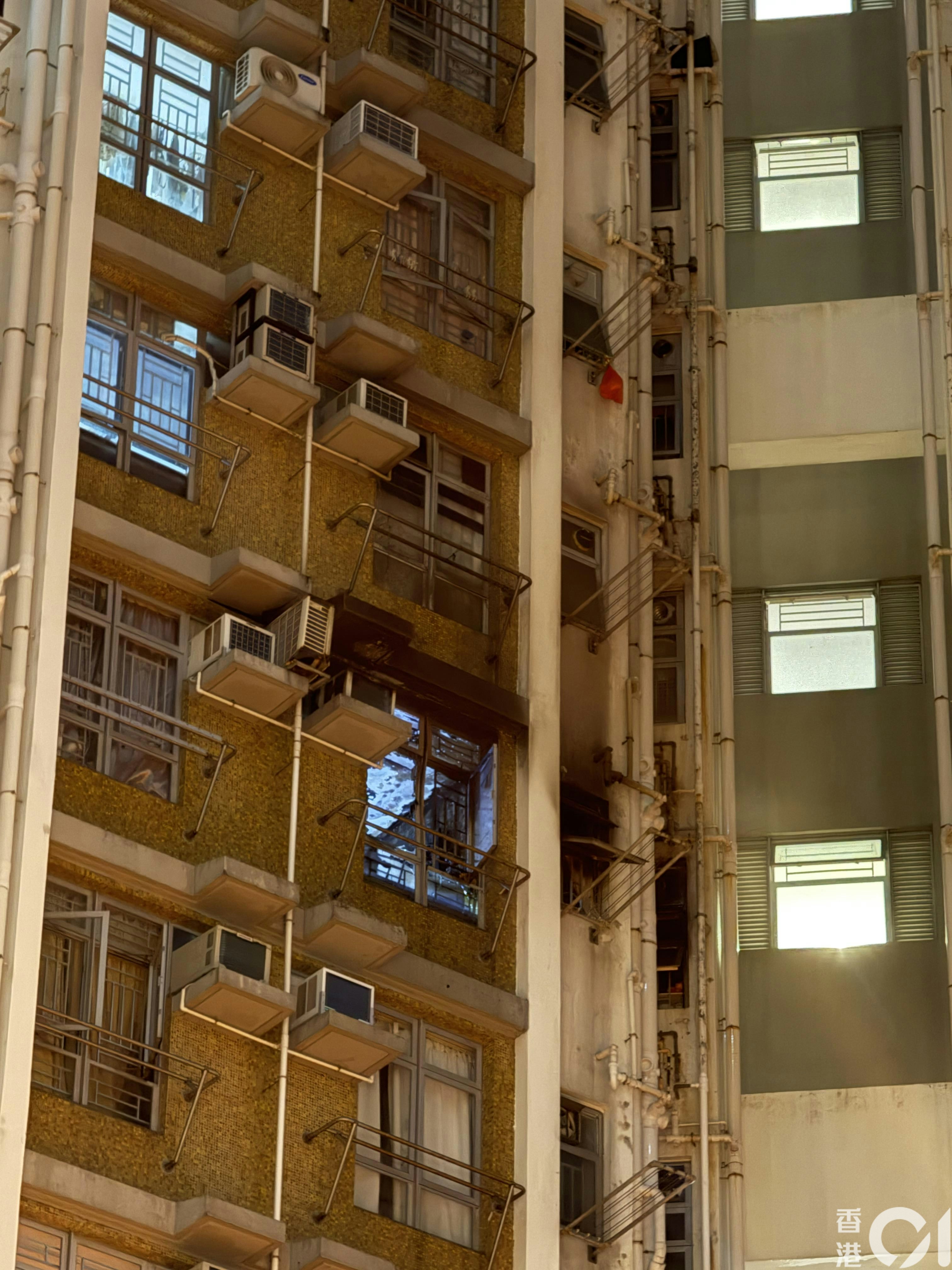 起火單位外牆薰黑。（羅日昇攝）