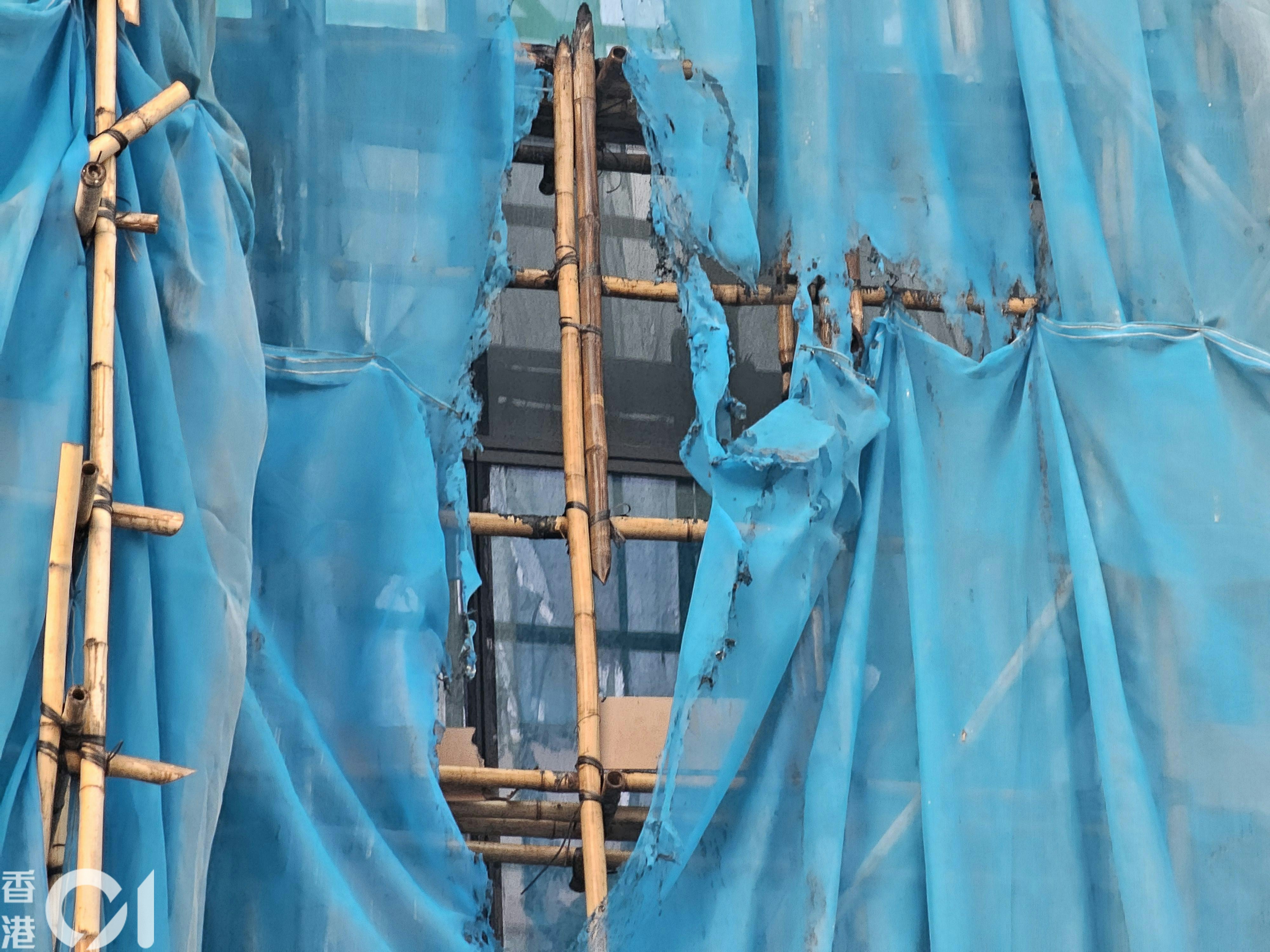 黃大仙飛鳳街一個地盤有棚網起火，燒穿一個大洞，遺下熏黑痕跡。（梁偉權攝）