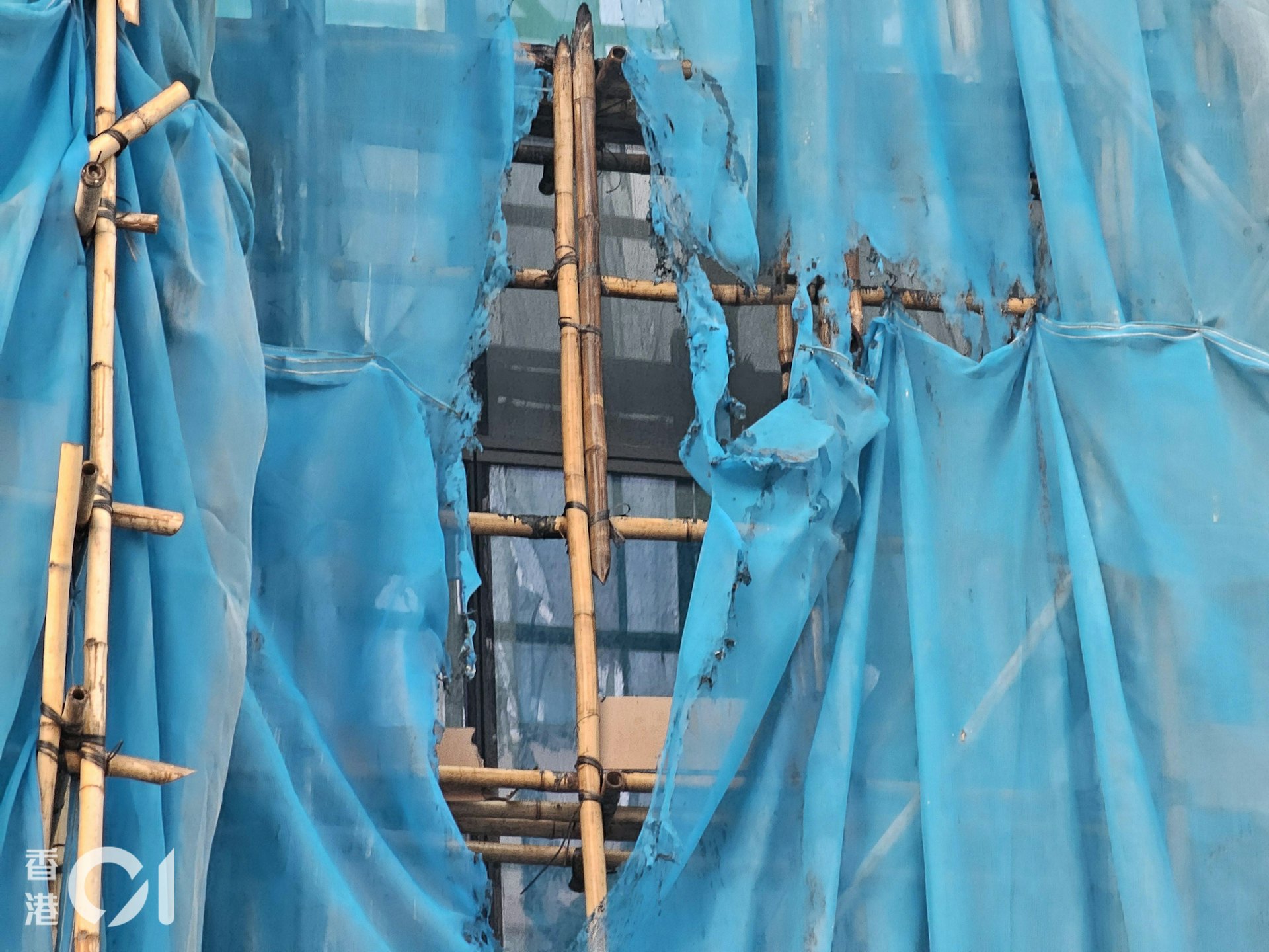 黃大仙飛鳳街一個地盤有棚網起火,燒穿一個大洞,遺下熏黑痕跡。(梁偉權攝) 黃大仙飛鳳街一個地盤有棚網起火,燒穿一個大洞,遺下熏黑痕跡。(梁偉權攝)