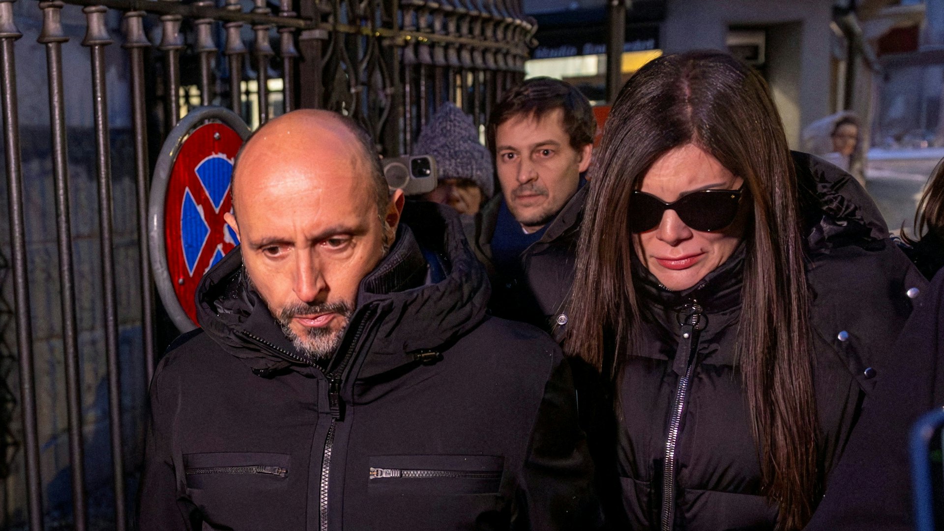 2026年1月9日,瑞士阿爾卑斯山區克朗-蒙大拿鎮一間酒吧跨年夜發生大火致多人死傷,酒吧老闆、來自法國的夫婦莫雷蒂(Jacques Moretti,左)和謝茜嘉(Jessica Moretti,右)抵達檢察官辦公室接受調查。(Reuters) 2026年1月9日,瑞士阿爾卑斯山區克朗-蒙大拿鎮一間酒吧跨年夜發生大火致多人死傷,酒吧老闆、來自法國的夫婦莫雷蒂(Jacques Moretti,左)和謝茜嘉(Jessica Moretti,右)抵達檢察官辦公室接受調查。(Reuters)