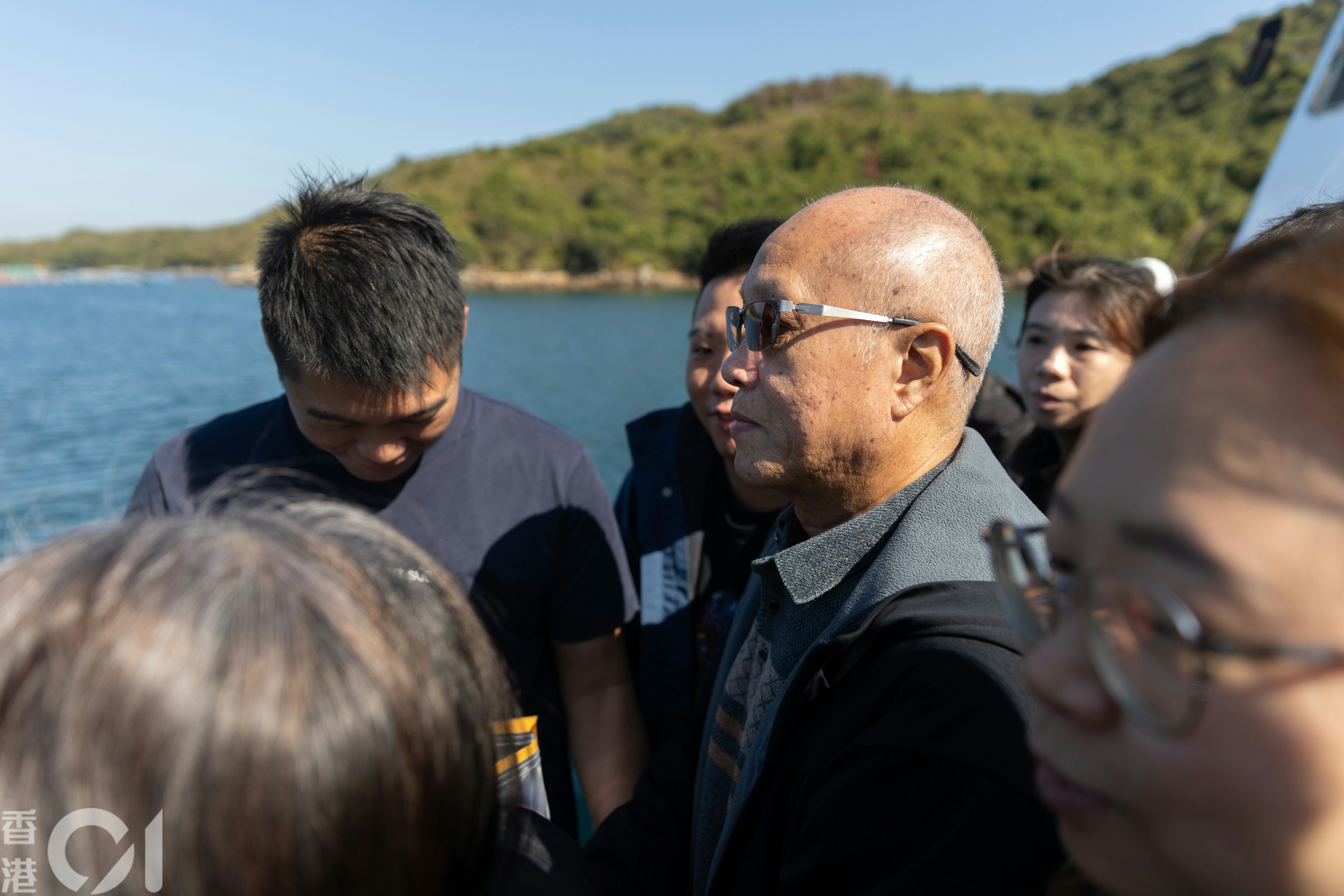 葉先生的太太早前在宏福苑五級大火中喪生,他遵從太太生前一切從簡的意願,早前與家人在塔門海葬撒灰。(資料圖片/廖雁雄攝) 葉先生的太太早前在宏福苑五級大火中喪生,他遵從太太生前一切從簡的意願,早前與家人在塔門海葬撒灰。(資料圖片/廖雁雄攝)