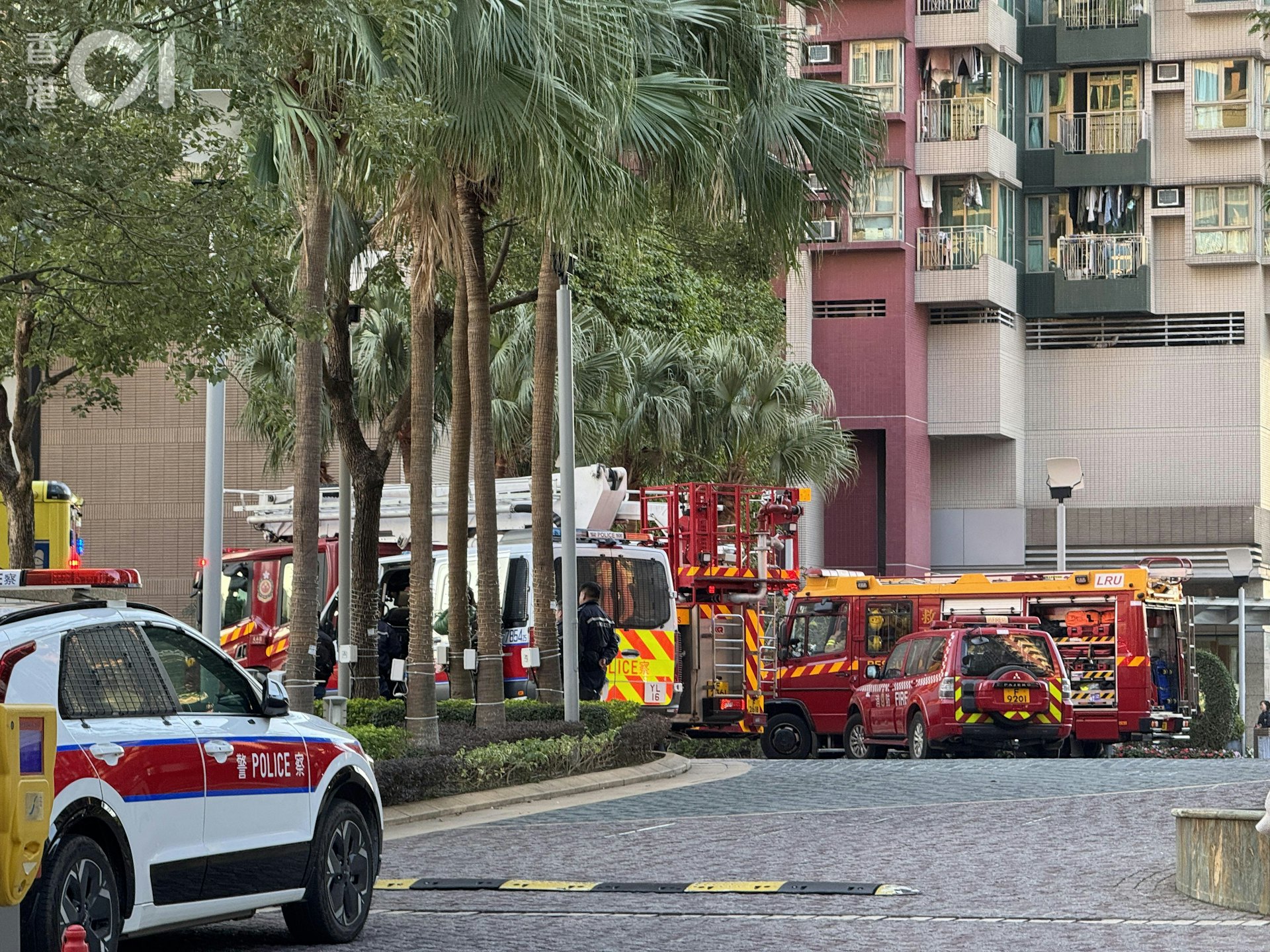 今日(11日)清晨6時19分,警方接獲多人報案指,元龍街8號屋苑「YOHO Town」一個單位冒煙起火。(蔡正邦攝)