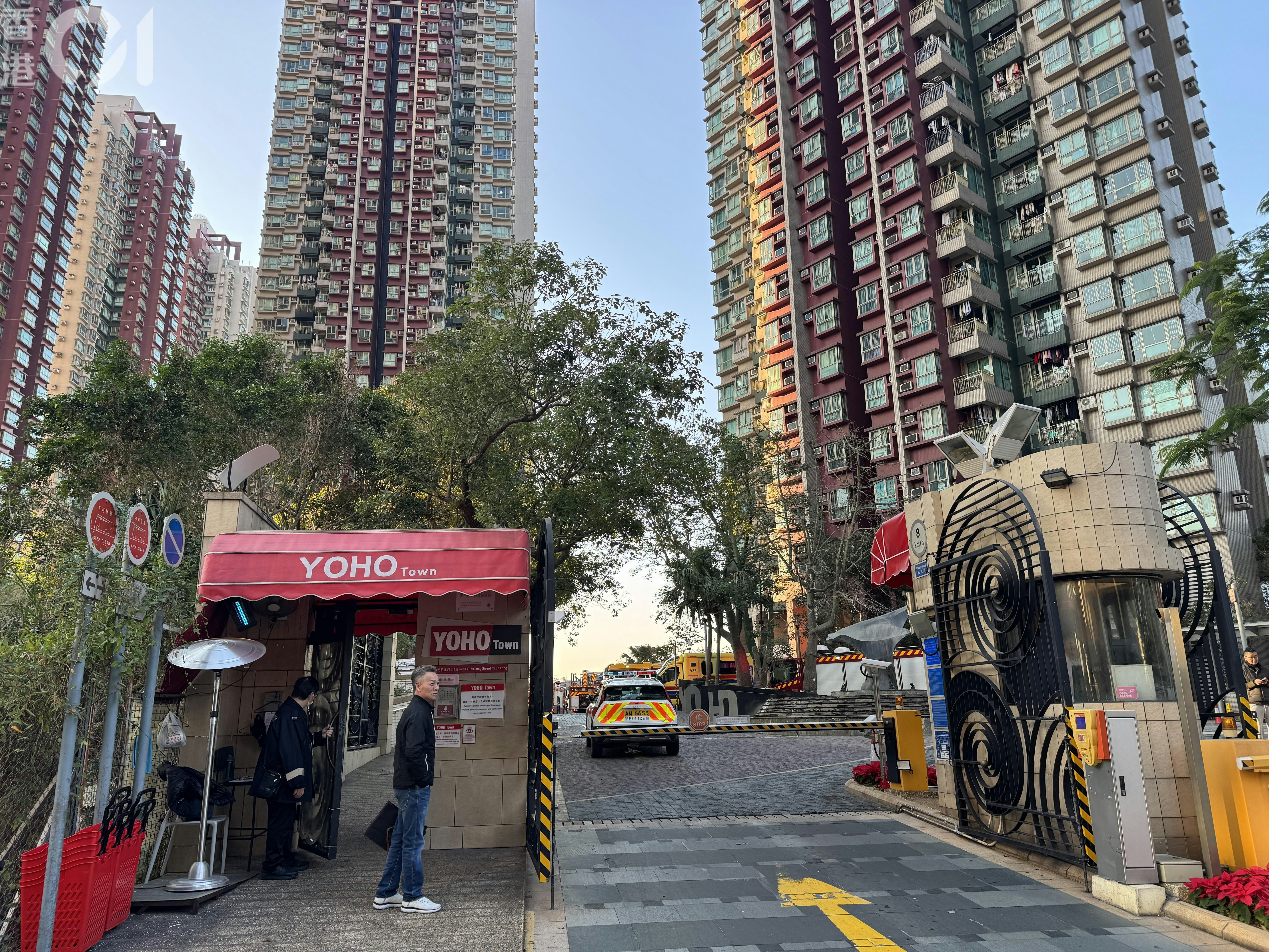 今日（11日）清晨6時19分，警方接獲多人報案指，元龍街8號屋苑「YOHO Town」一個單位冒煙起火。（蔡正邦攝）