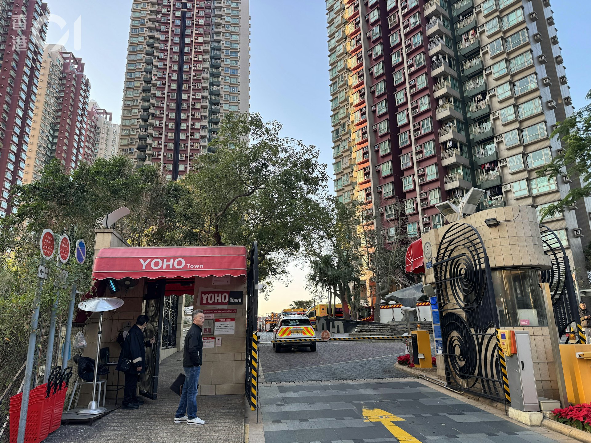 今日(11日)清晨6時19分,警方接獲多人報案指,元龍街8號屋苑「YOHO Town」一個單位冒煙起火。(蔡正邦攝)