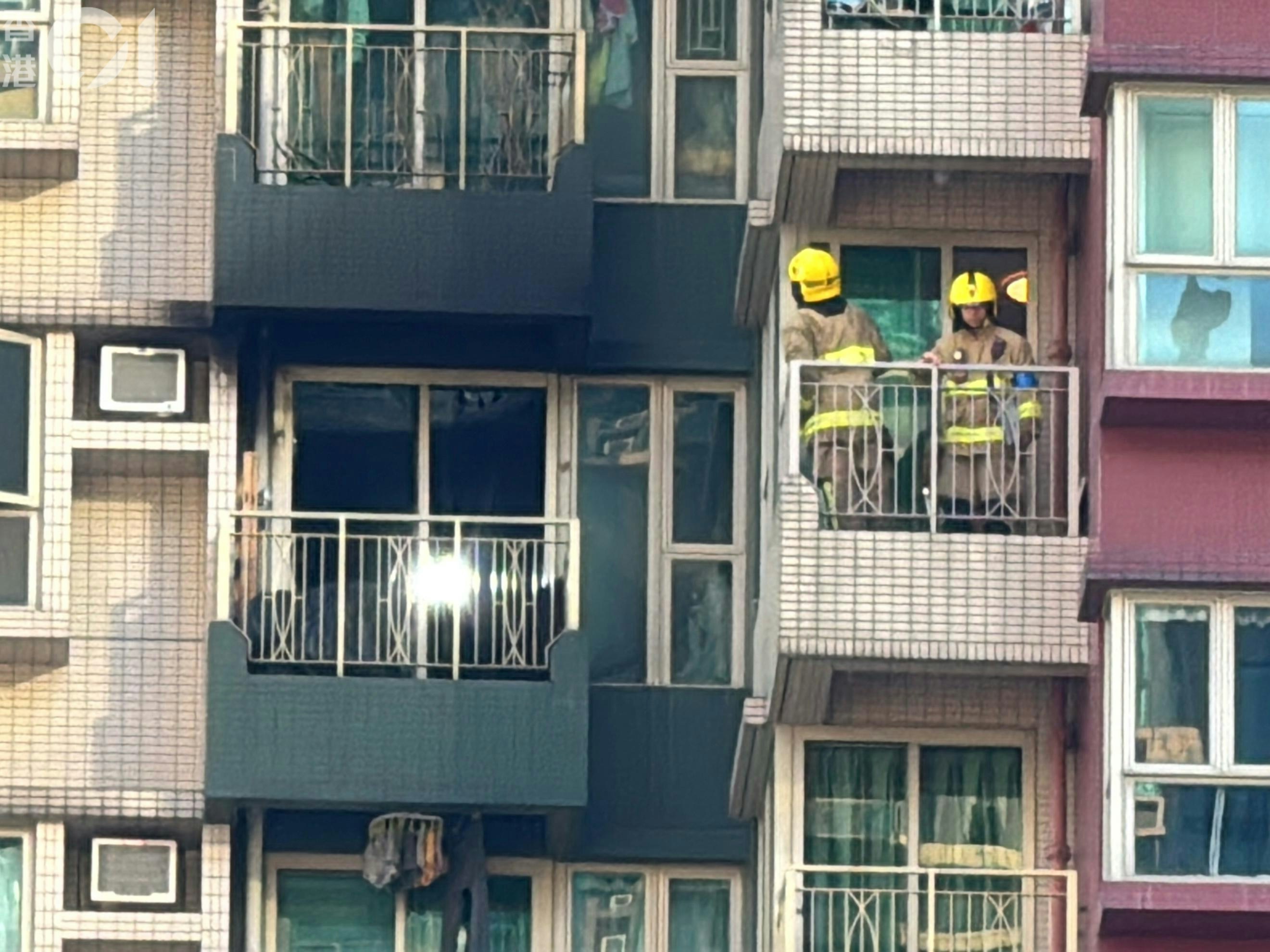 消防員在涉事單位調查。（蔡正邦攝）