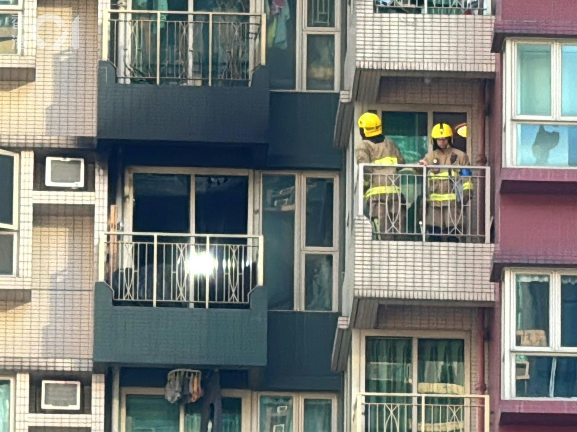 消防員在涉事單位調查。(蔡正邦攝)