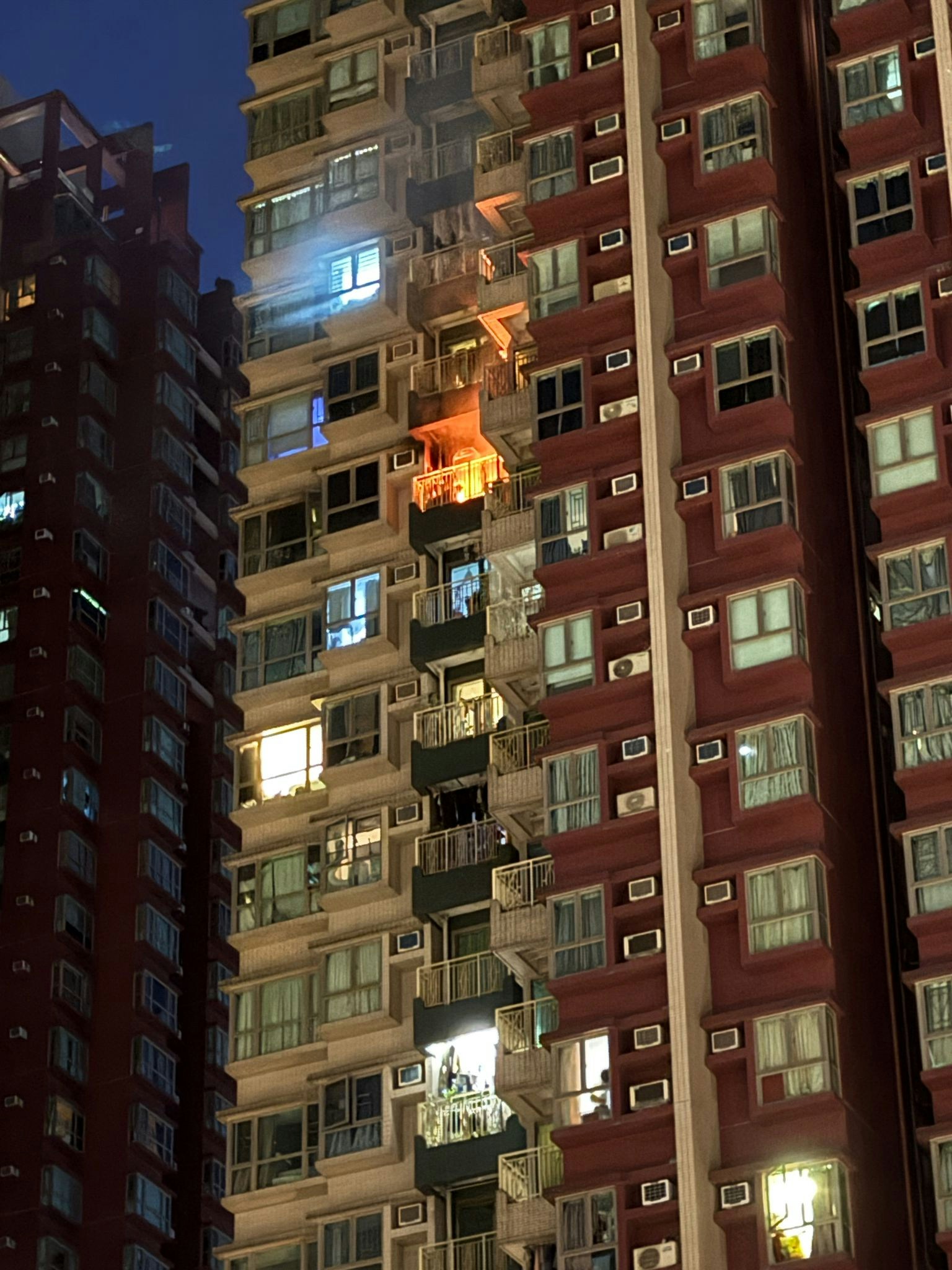 涉事單位火光熊熊。（讀者黃先生提供）