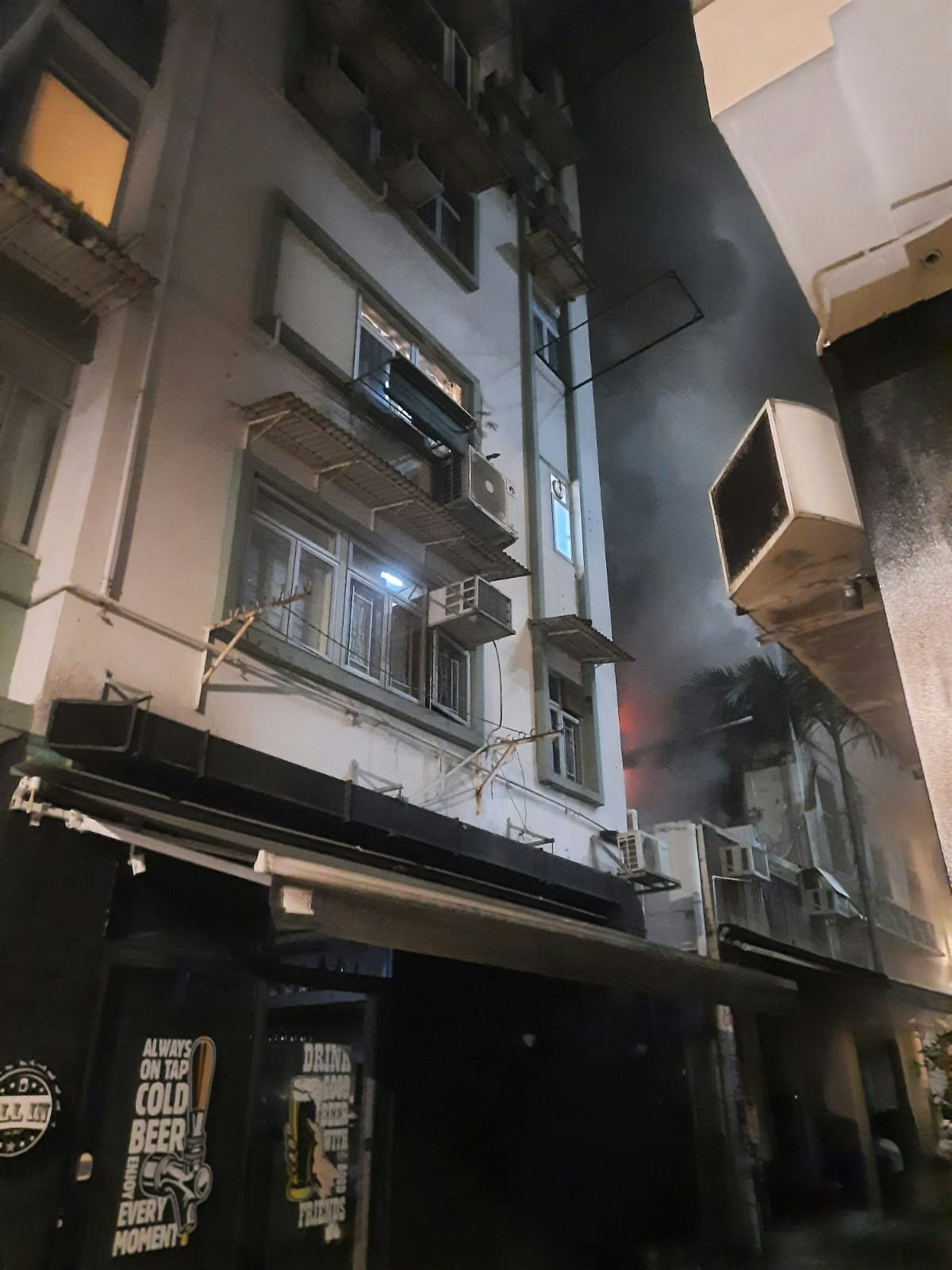 消防員接報到場，打開該車房鐵閘，將火救熄。（讀者Kelvin提供）