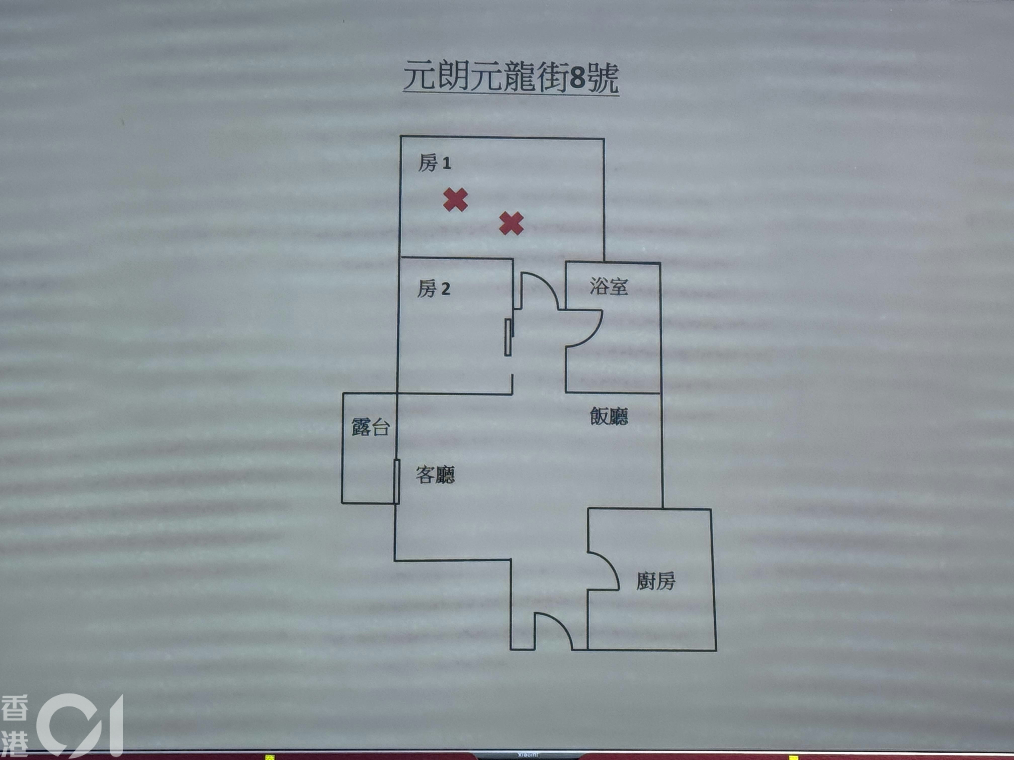 元朗YOHO Town奪命火警，造成一死一昏迷。死傷者為夫婦關係，男死者56歲，女傷者54歲，由消防員破門在房間內救出。（蔡正邦攝）