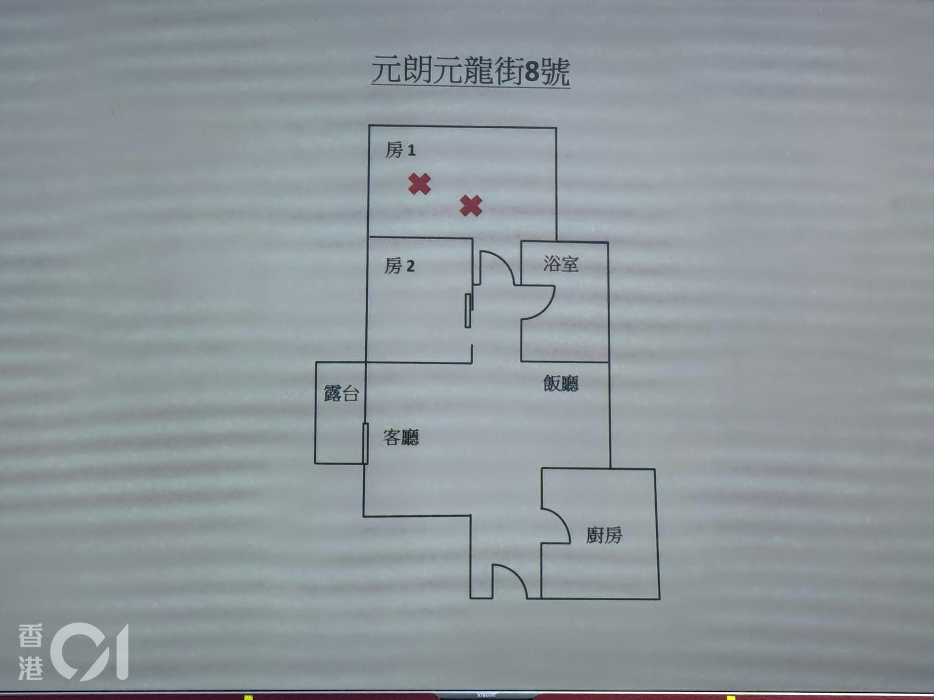 元朗YOHO Town奪命火警,造成一死一昏迷。死傷者為夫婦關係,男死者56歲,女傷者54歲,由消防員破門在房間內救出。(蔡正邦攝) 元朗YOHO Town奪命火警,造成一死一昏迷。死傷者為夫婦關係,男死者56歲,女傷者54歲,由消防員破門在房間內救出。(蔡正邦攝)