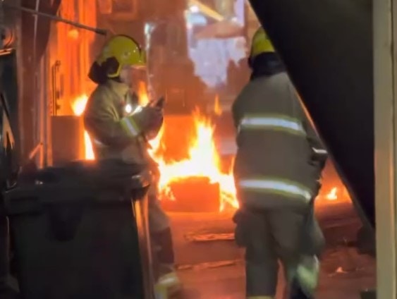 旺角後巷紙皮雜物起火 網民讚消防「好波」:3分鐘到場 勁勇