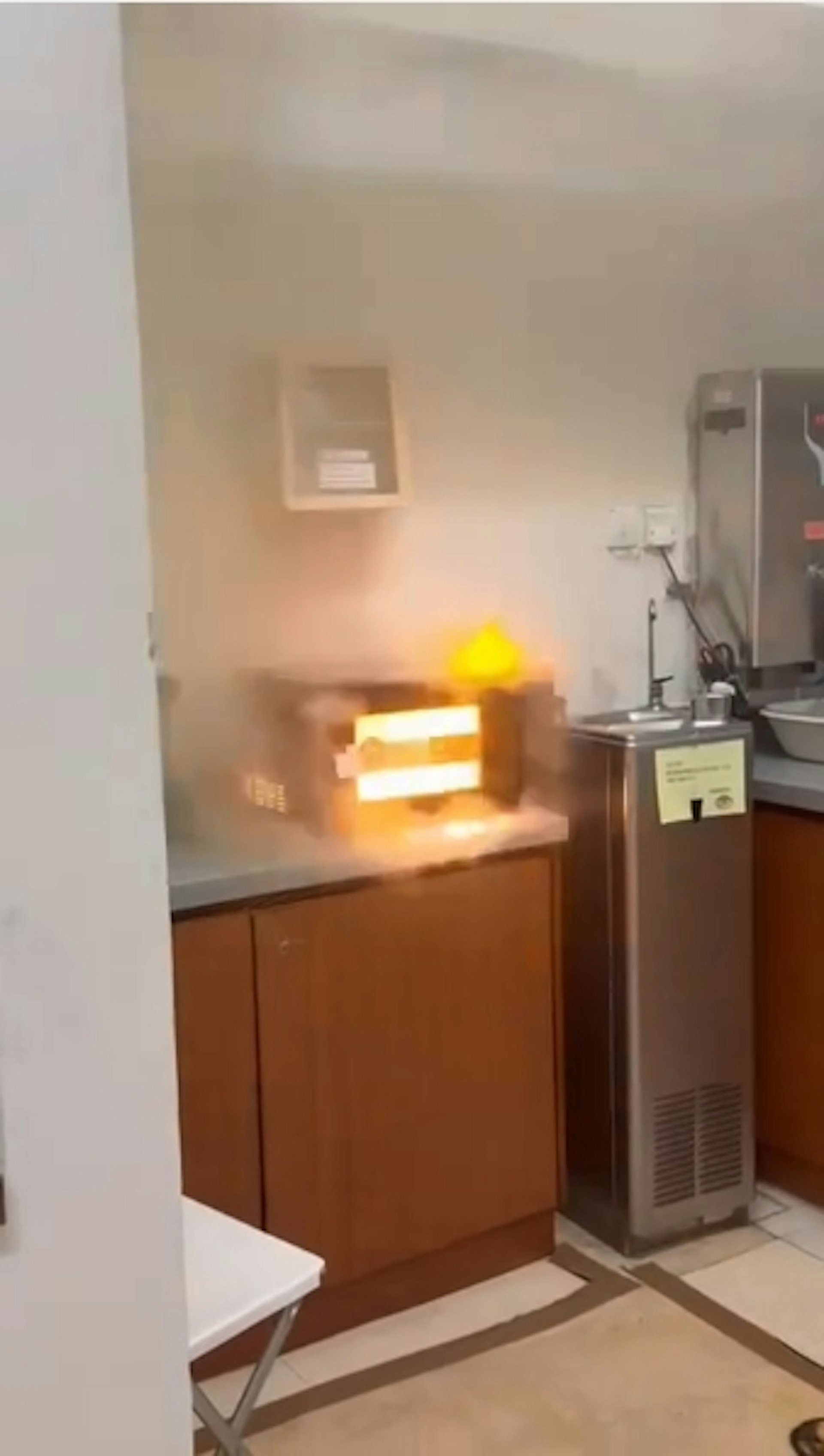 微波爐內物品疑爆炸,傳出「砰」一聲巨響,火焰破開爐門而出。(threads@_nihilistic.) 微波爐內物品疑爆炸,傳出「砰」一聲巨響,火焰破開爐門而出。(threads@_nihilistic.)