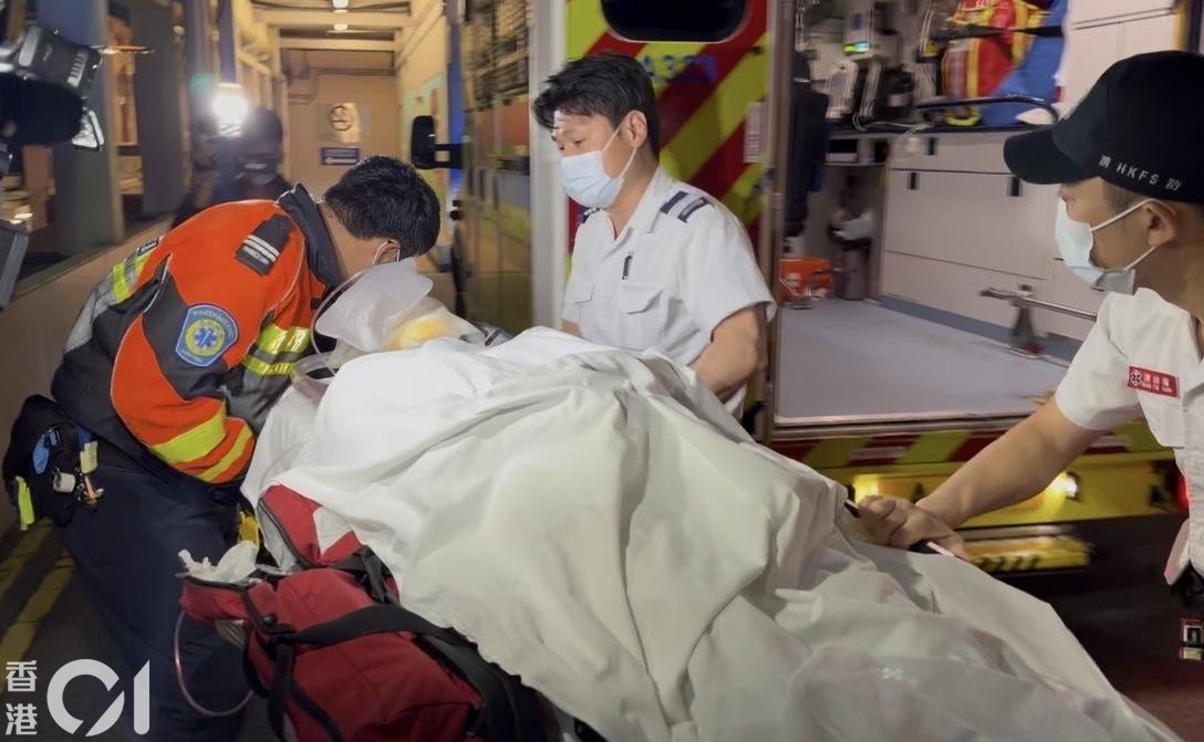 土瓜灣北帝街43至45號唐樓有單位懷疑發生爆炸，一名男子燒傷墮樓，被送到伊利沙伯醫院救治。（戴慧豐攝）