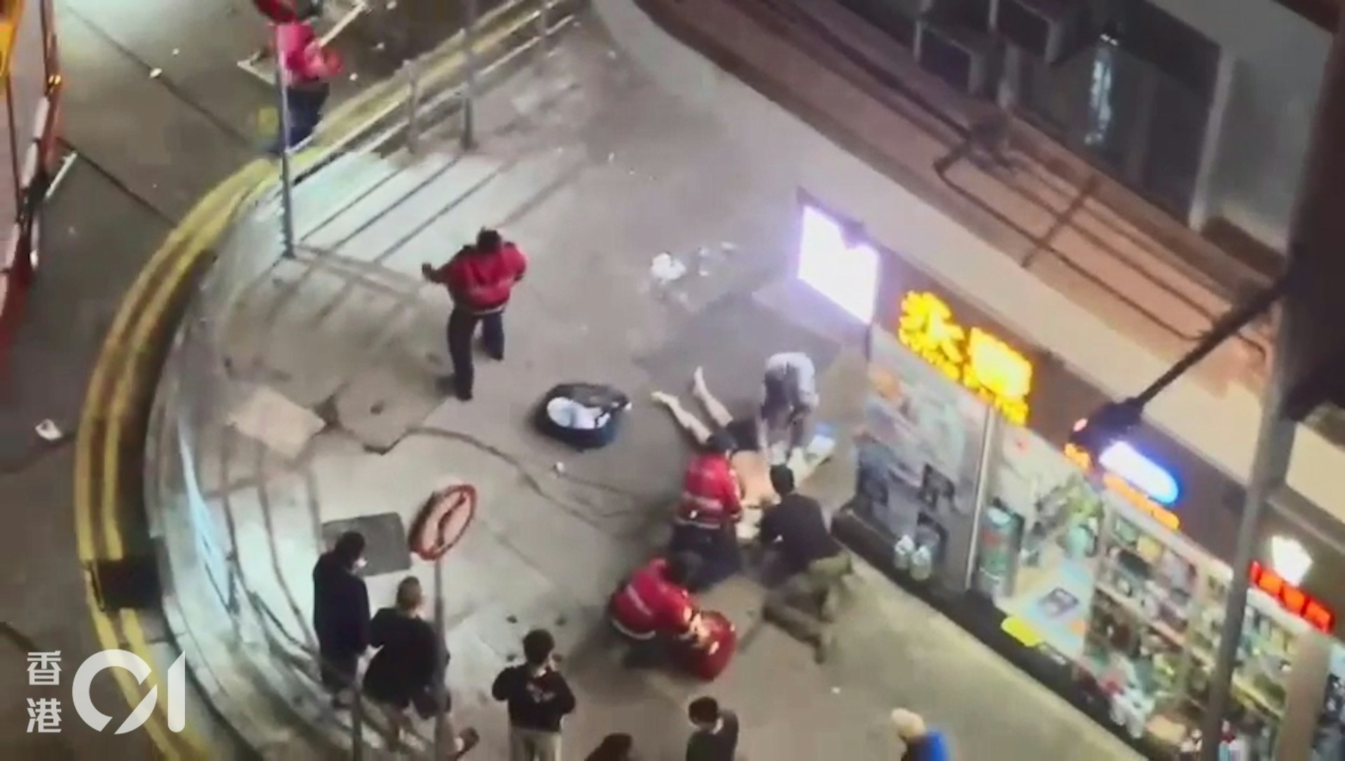 土瓜灣北帝街近新山道有唐樓單位爆炸,一名男子墮樓,救護員與熱心途人合力為他急救,其間救護員不時要抬頭查看,以防再有物品從樓上跌下。(讀者提供) 土瓜灣北帝街近新山道有唐樓單位爆炸,一名男子墮樓,救護員與熱心途人合力為他急救,其間救護員不時要抬頭查看,以防再有物品從樓上跌下。(讀者提供)