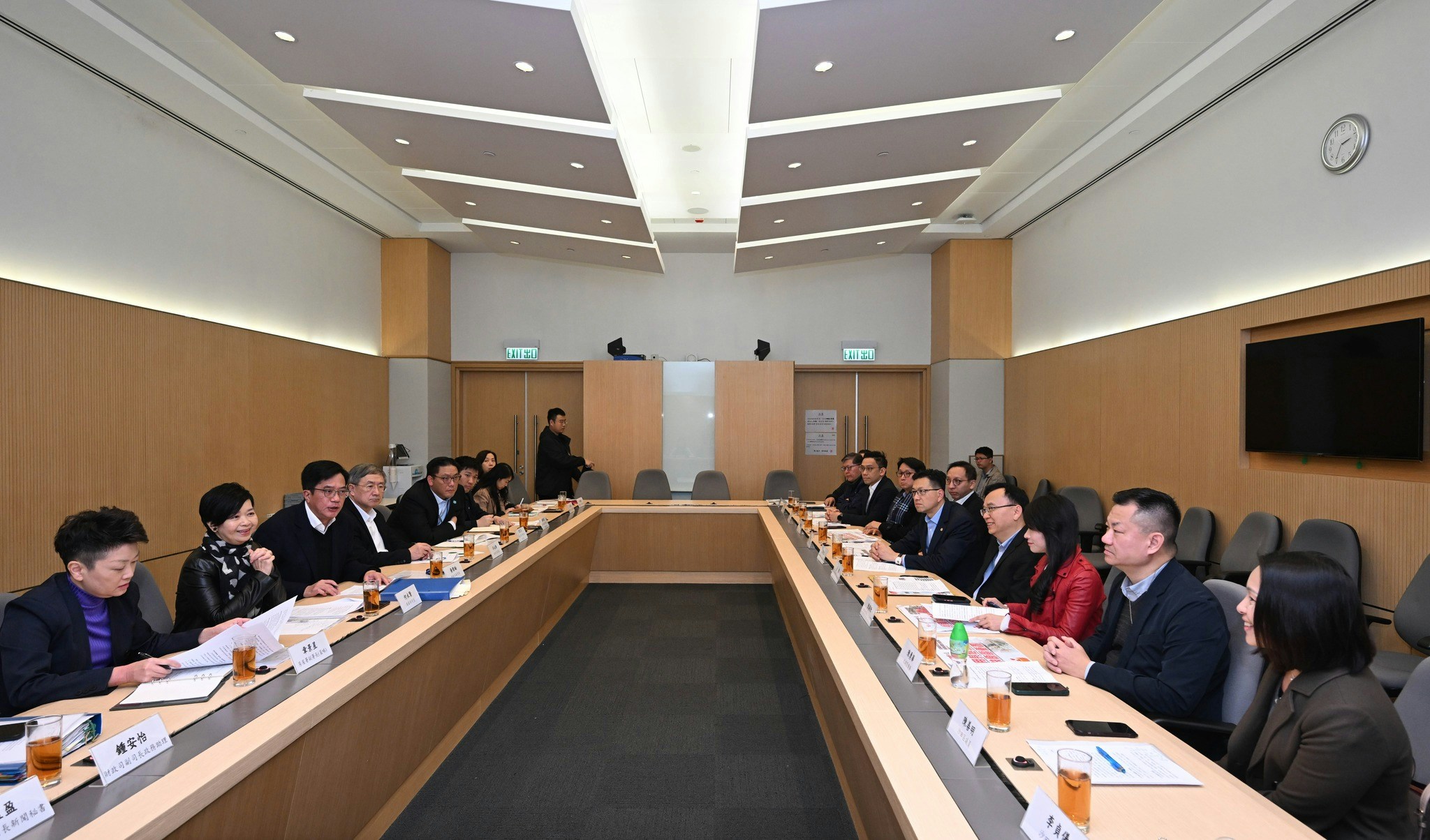 黃偉綸（左三）等官員，與工聯會立法會議員及區議員會面。（黃偉綸 Facebook）