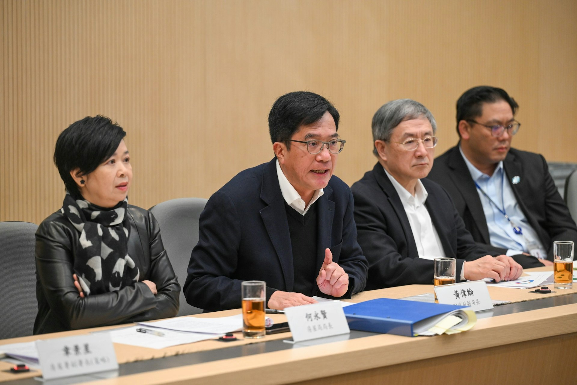 黃偉綸(左二)今日(12日)聯同房屋局長何永賢(左一)、副政務司長卓永興(左三)和、民青局副局長梁宏正等,與工聯會立法會議員及區議員會面。(黃偉綸 Facebook) 黃偉綸(左二)今日(12日)聯同房屋局長何永賢(左一)、副政務司長卓永興(左三)和、民青局副局長梁宏正等,與工聯會立法會議員及區議員會面。(黃偉綸 Facebook)