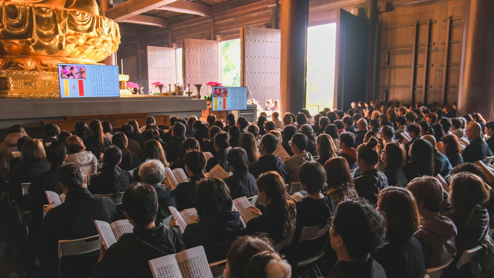 宏福苑火災尾七|慈山寺辦消災法會超薦罹難者 近1500人到場誦經 宏福苑火災尾七|慈山寺辦消災法會超薦罹難者 近1500人到場誦經